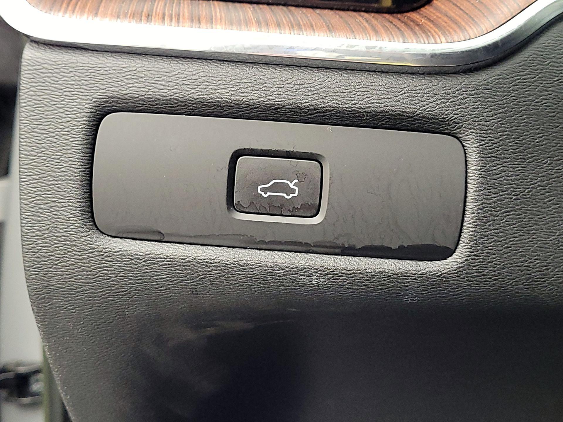 Thumbnail: 2023 Volvo XC60 - 13