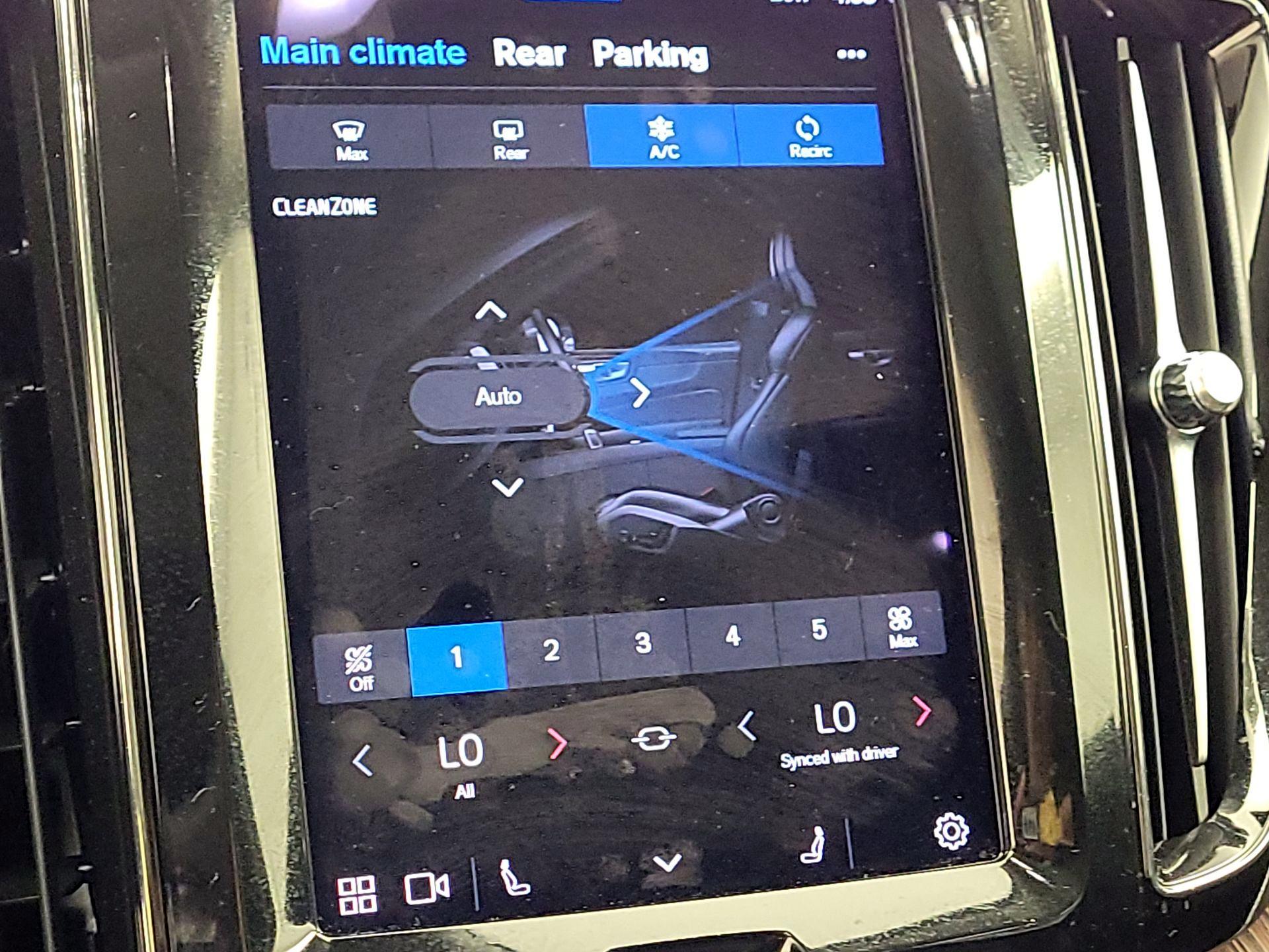 Thumbnail: 2023 Volvo XC60 - 16