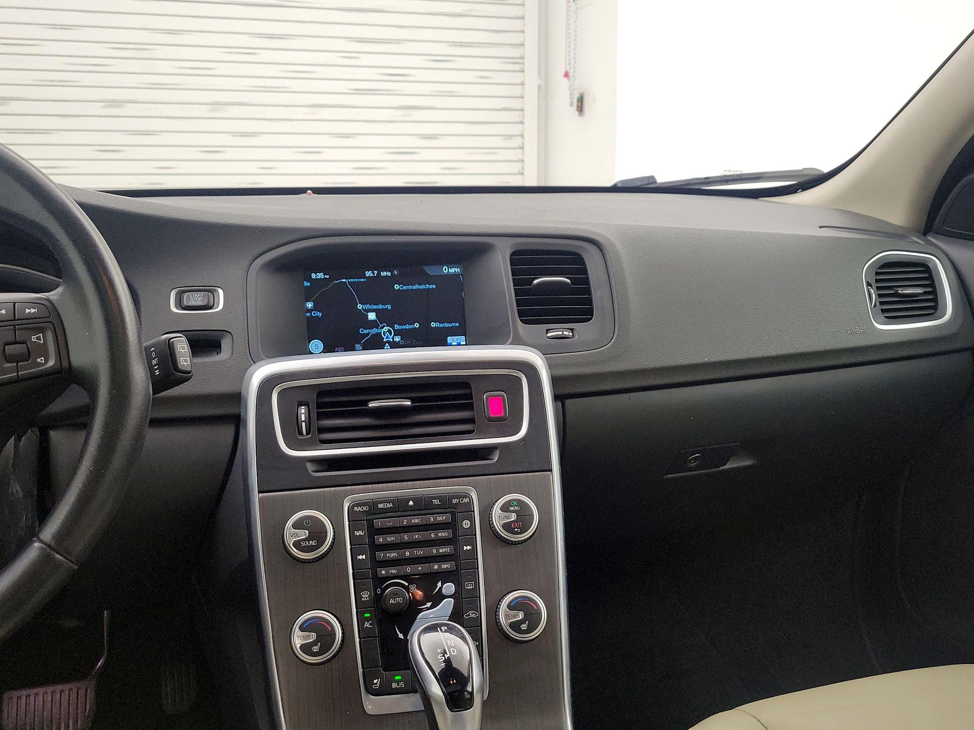 Thumbnail: 2016 Volvo V60 - 9