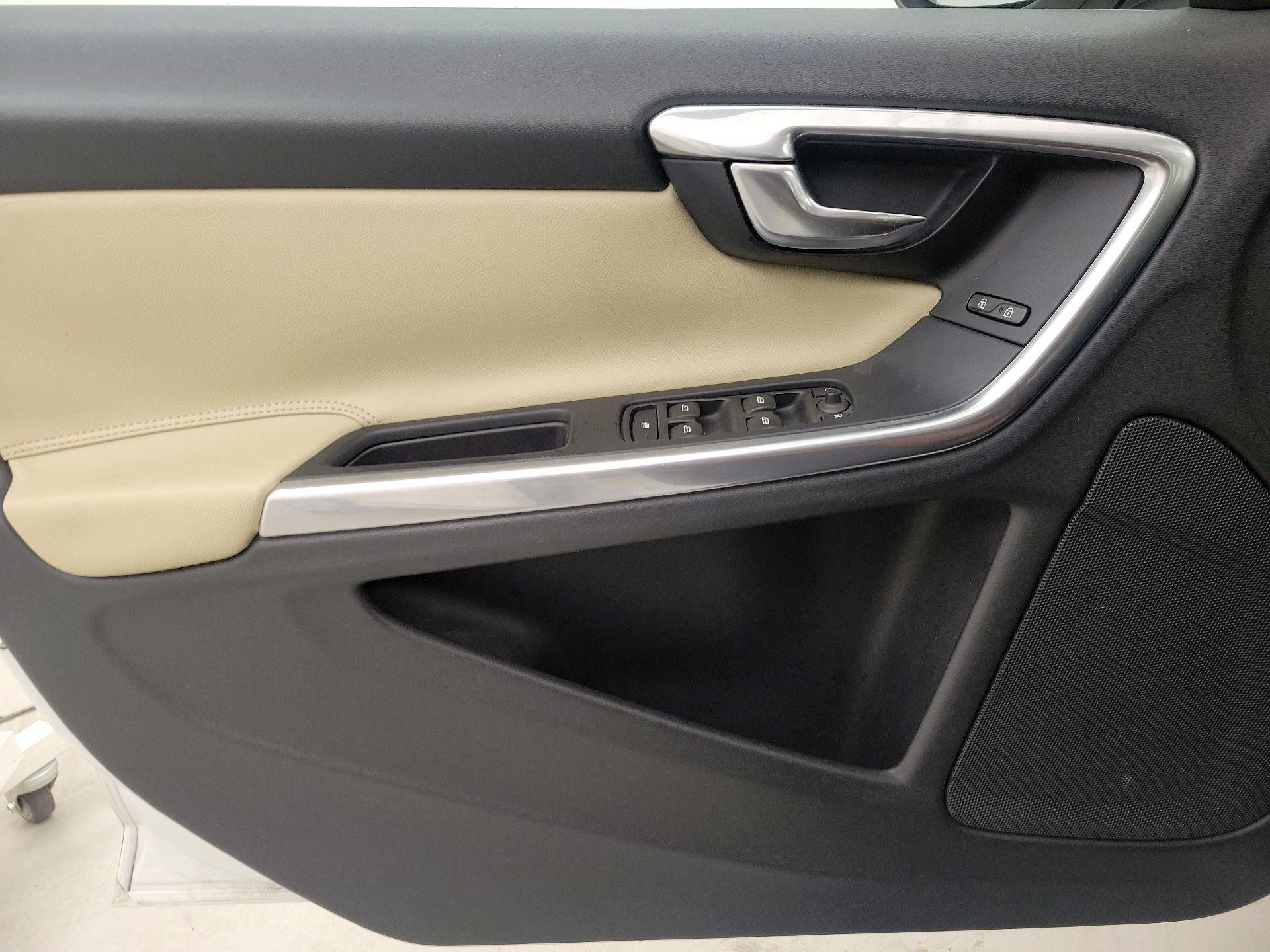 Thumbnail: 2016 Volvo V60 - 12
