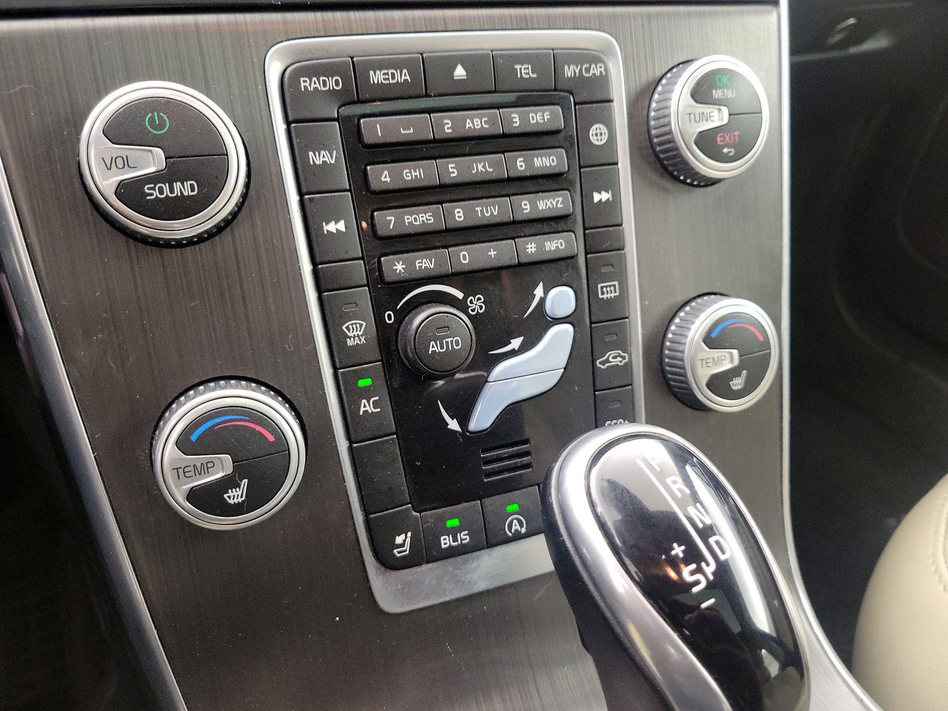 Thumbnail: 2016 Volvo V60 - 16
