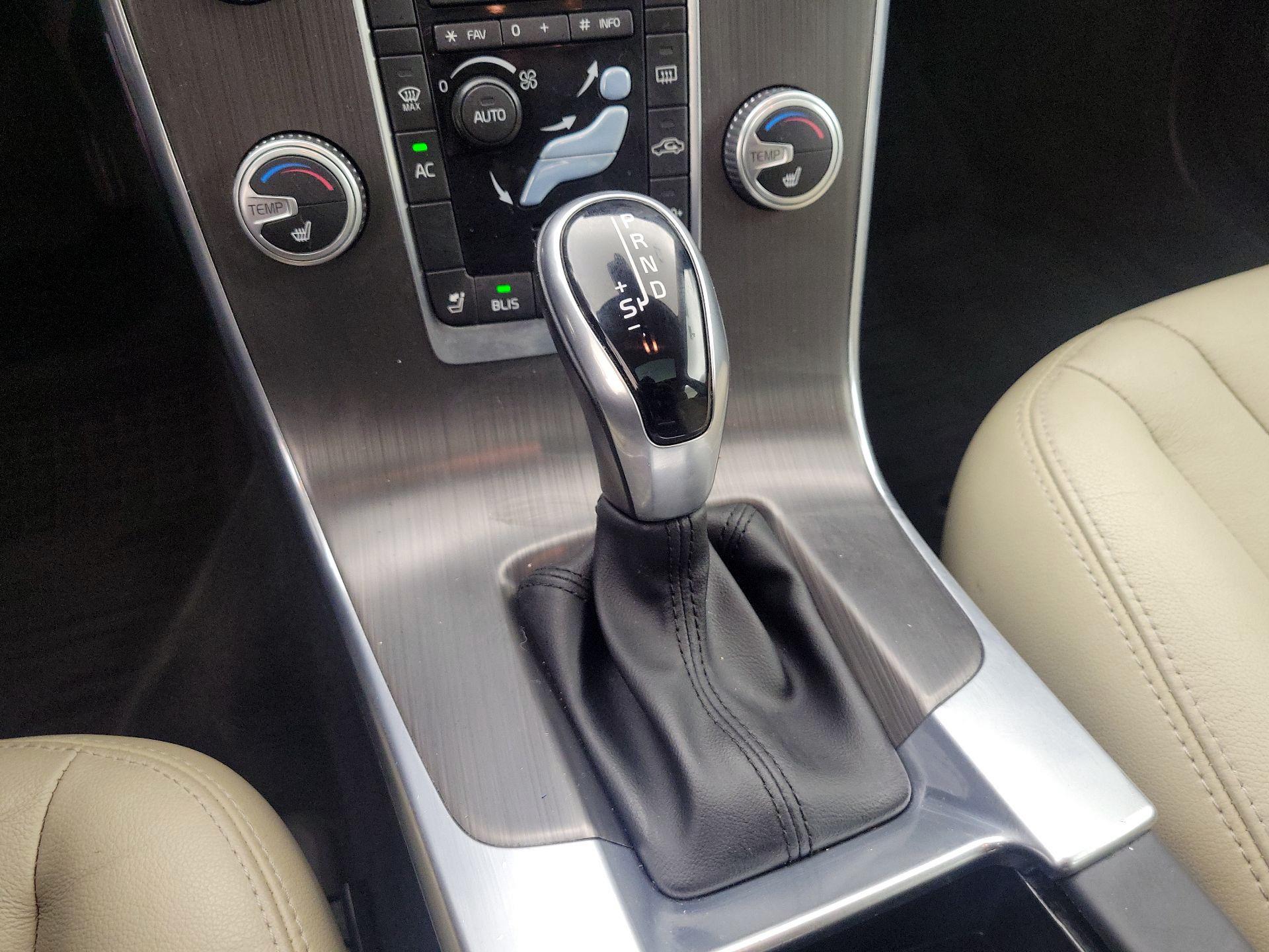 Thumbnail: 2016 Volvo V60 - 17