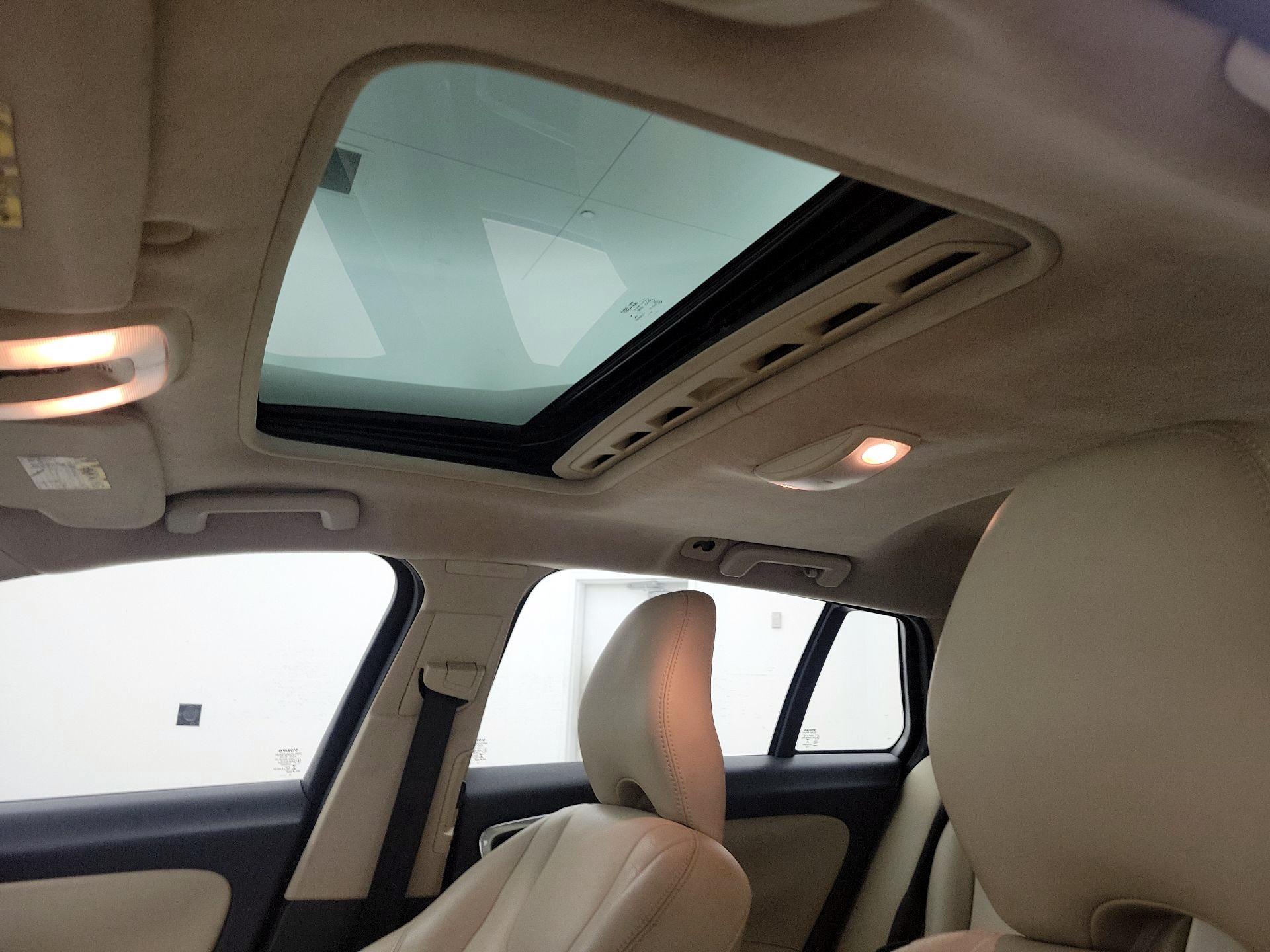 Thumbnail: 2016 Volvo V60 - 19