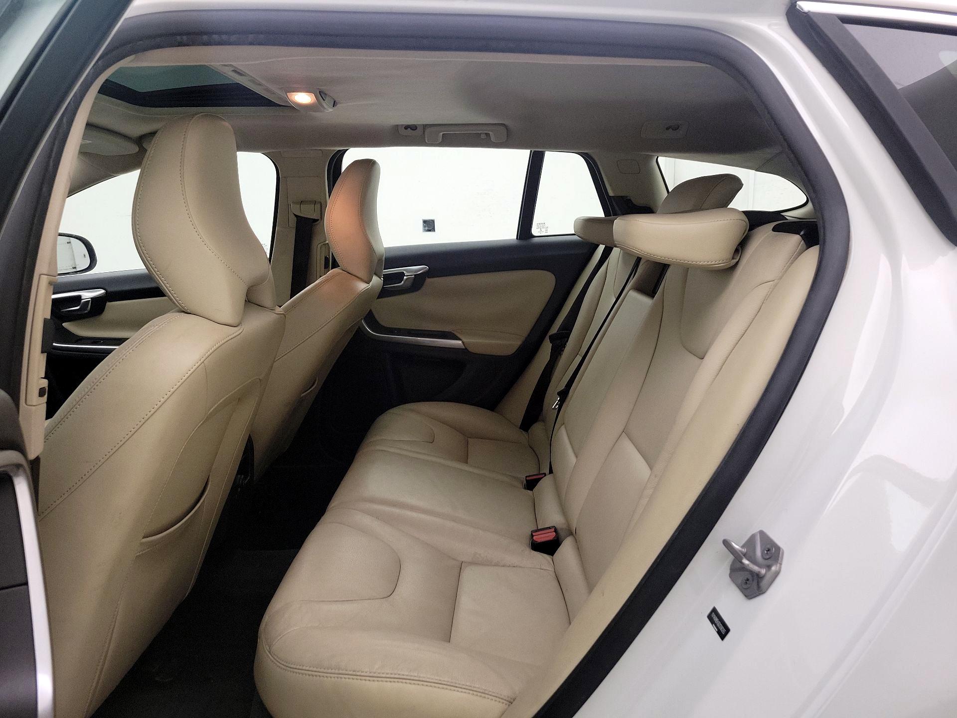 Thumbnail: 2016 Volvo V60 - 20