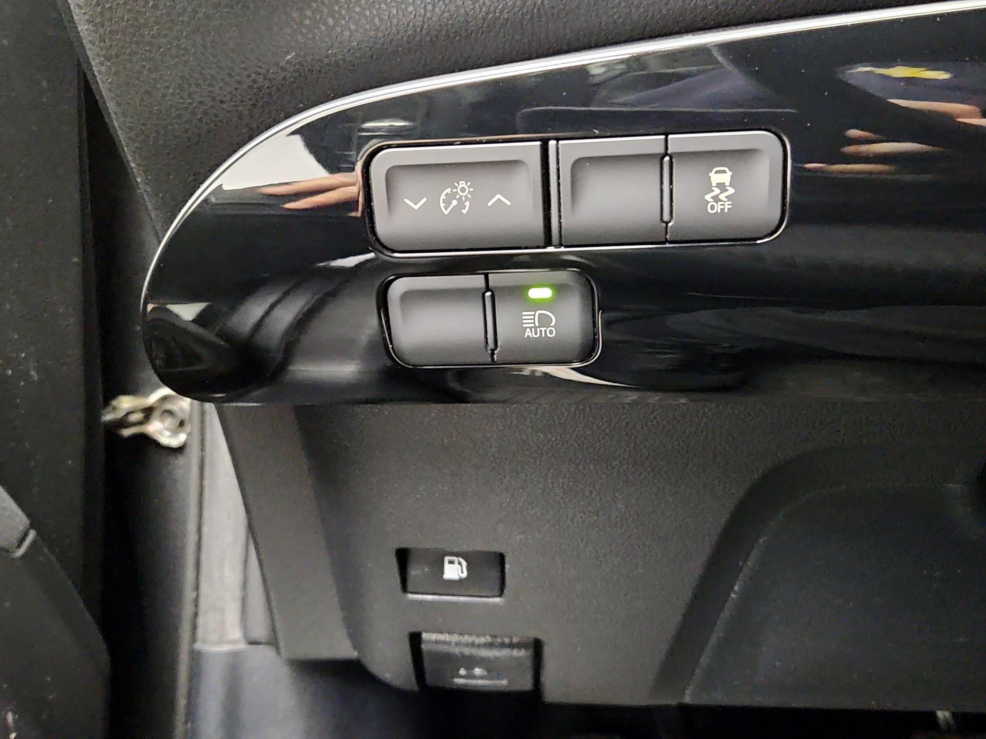 Thumbnail: 2017 Toyota Prius - 13