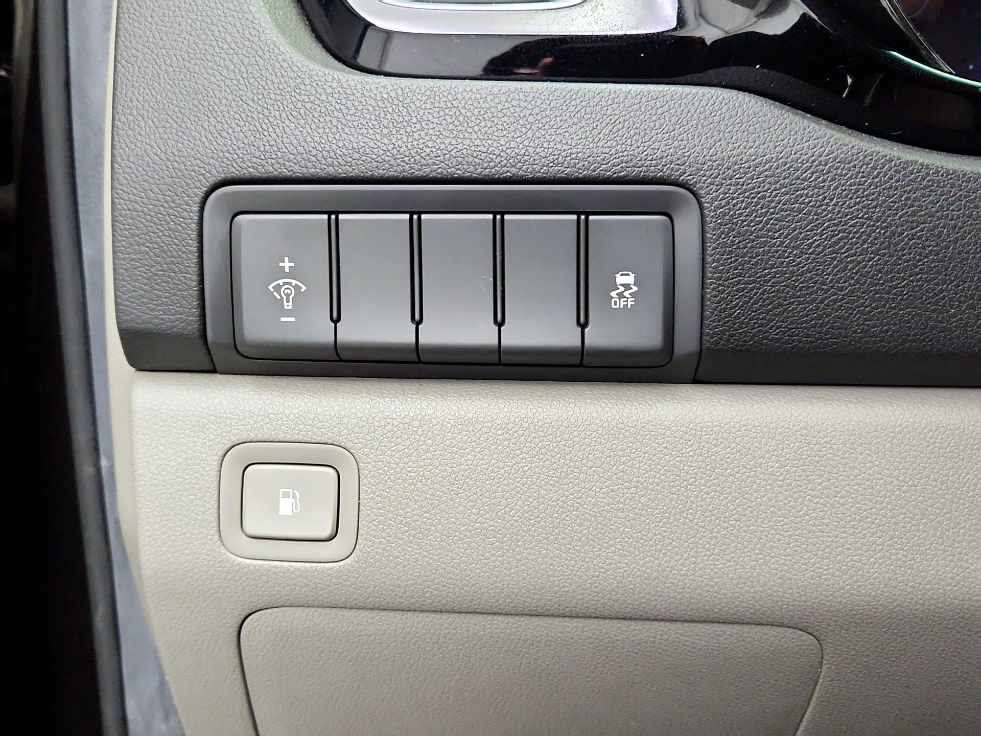 Thumbnail: 2017 Kia Sedona - 13