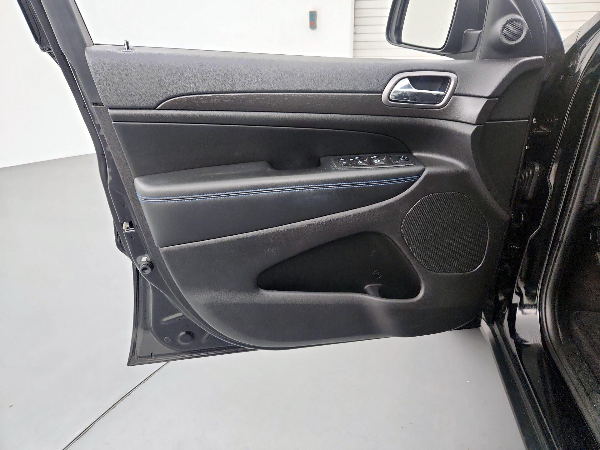 Thumbnail: 2018 Jeep Grand Cherokee - 12