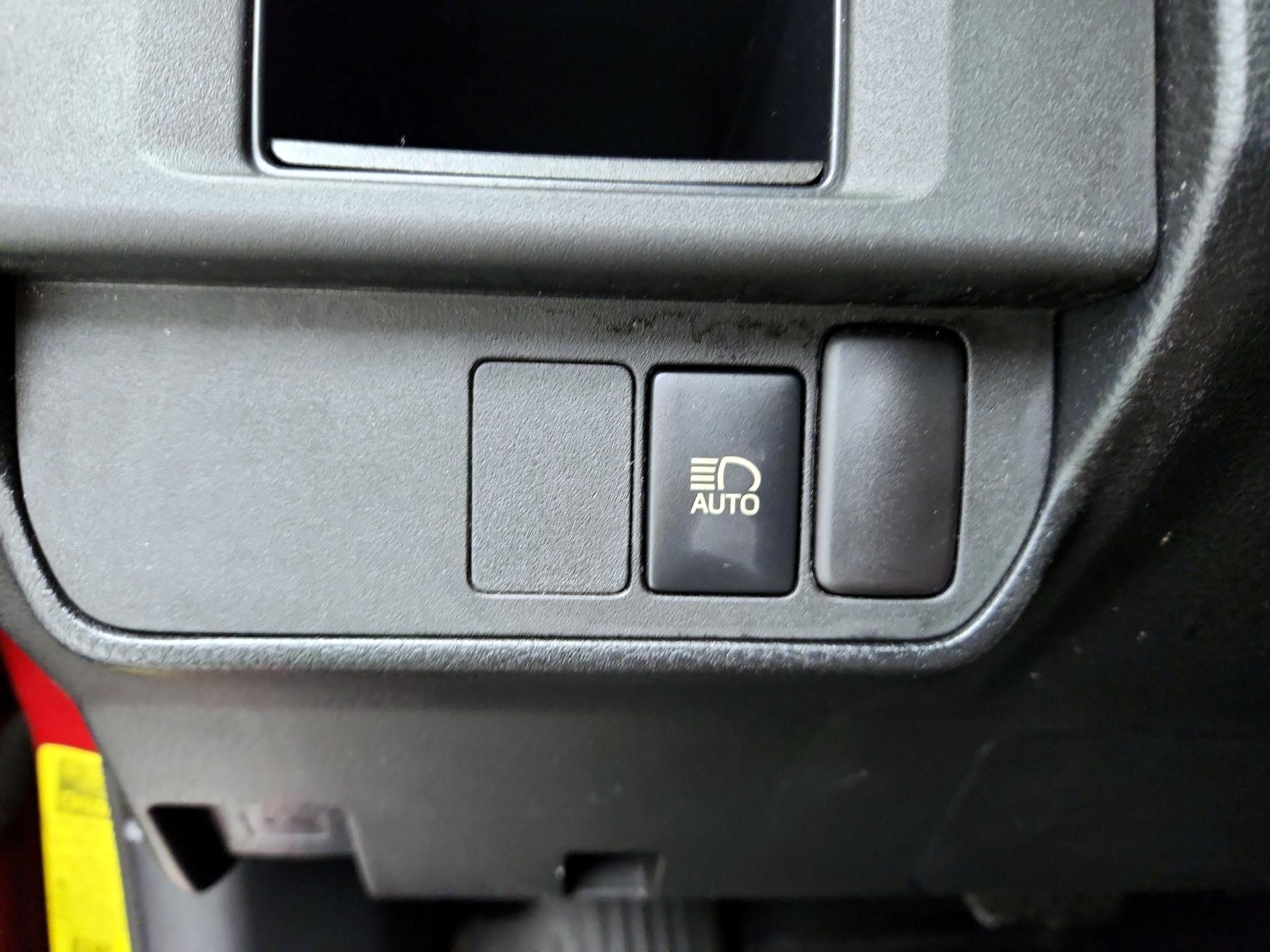 Thumbnail: 2018 Toyota Tacoma - 13