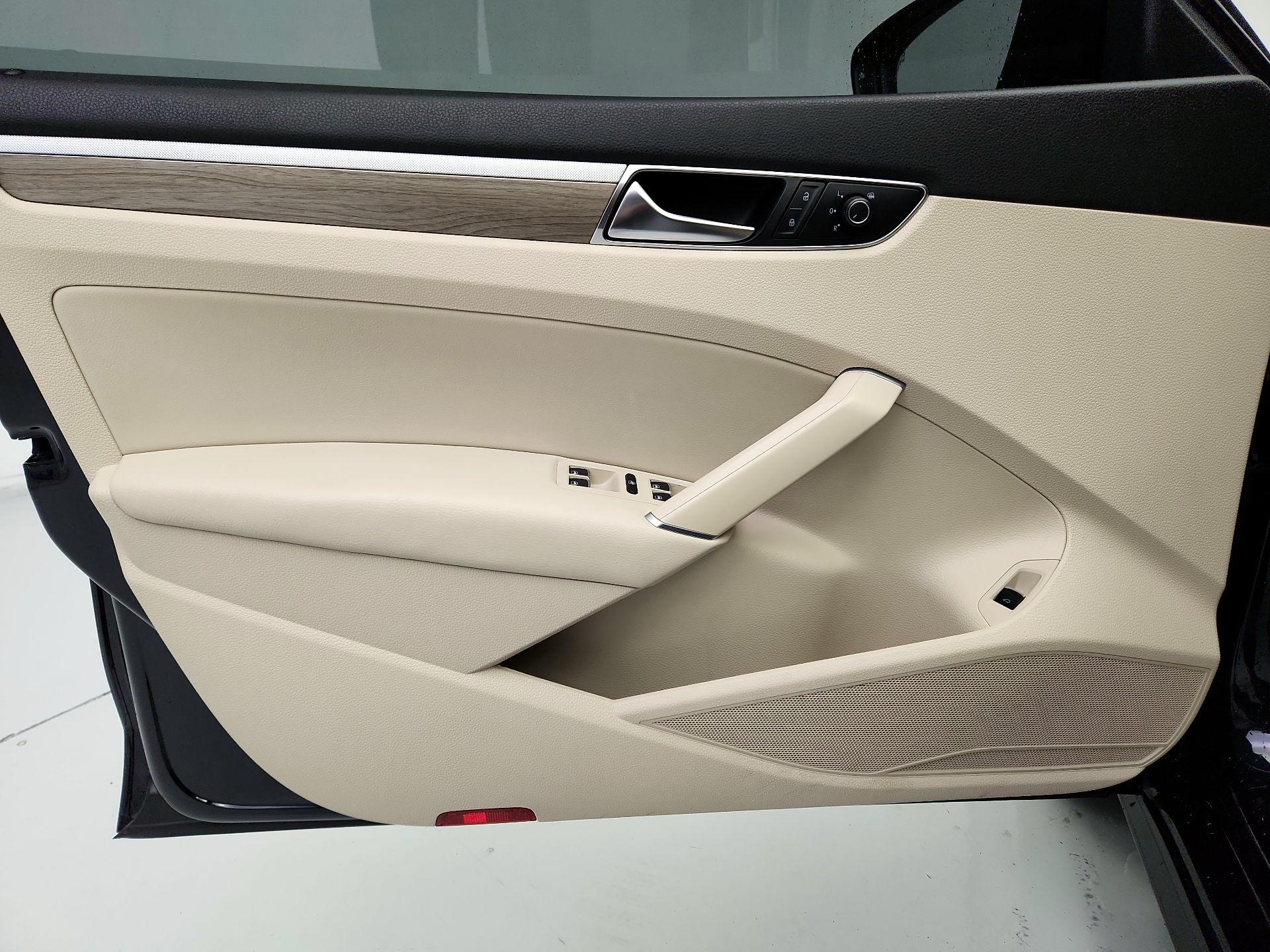 Thumbnail: 2017 Volkswagen Passat - 12