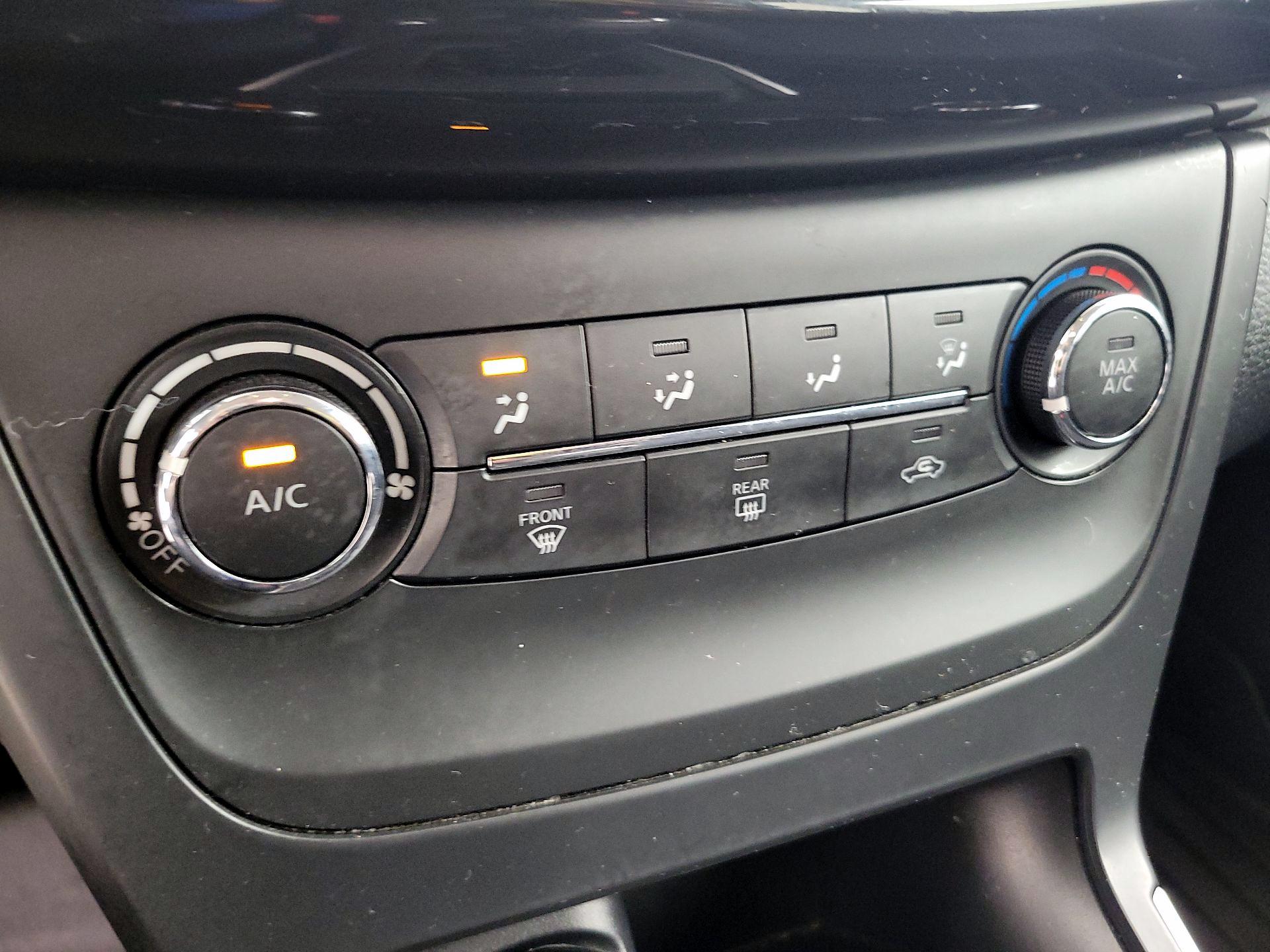 Thumbnail: 2017 Nissan Sentra - 16