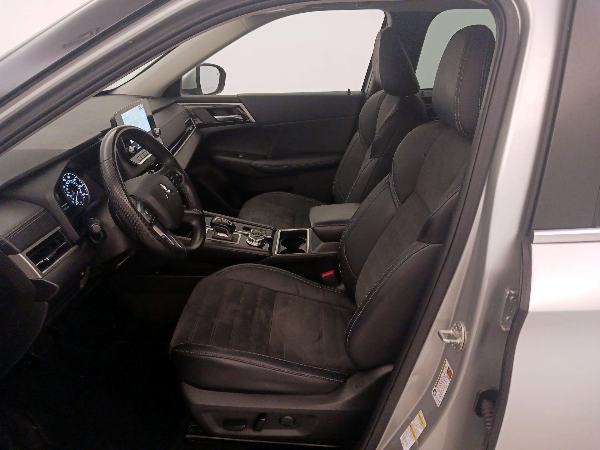 Thumbnail: 2023 Mitsubishi Outlander - 11