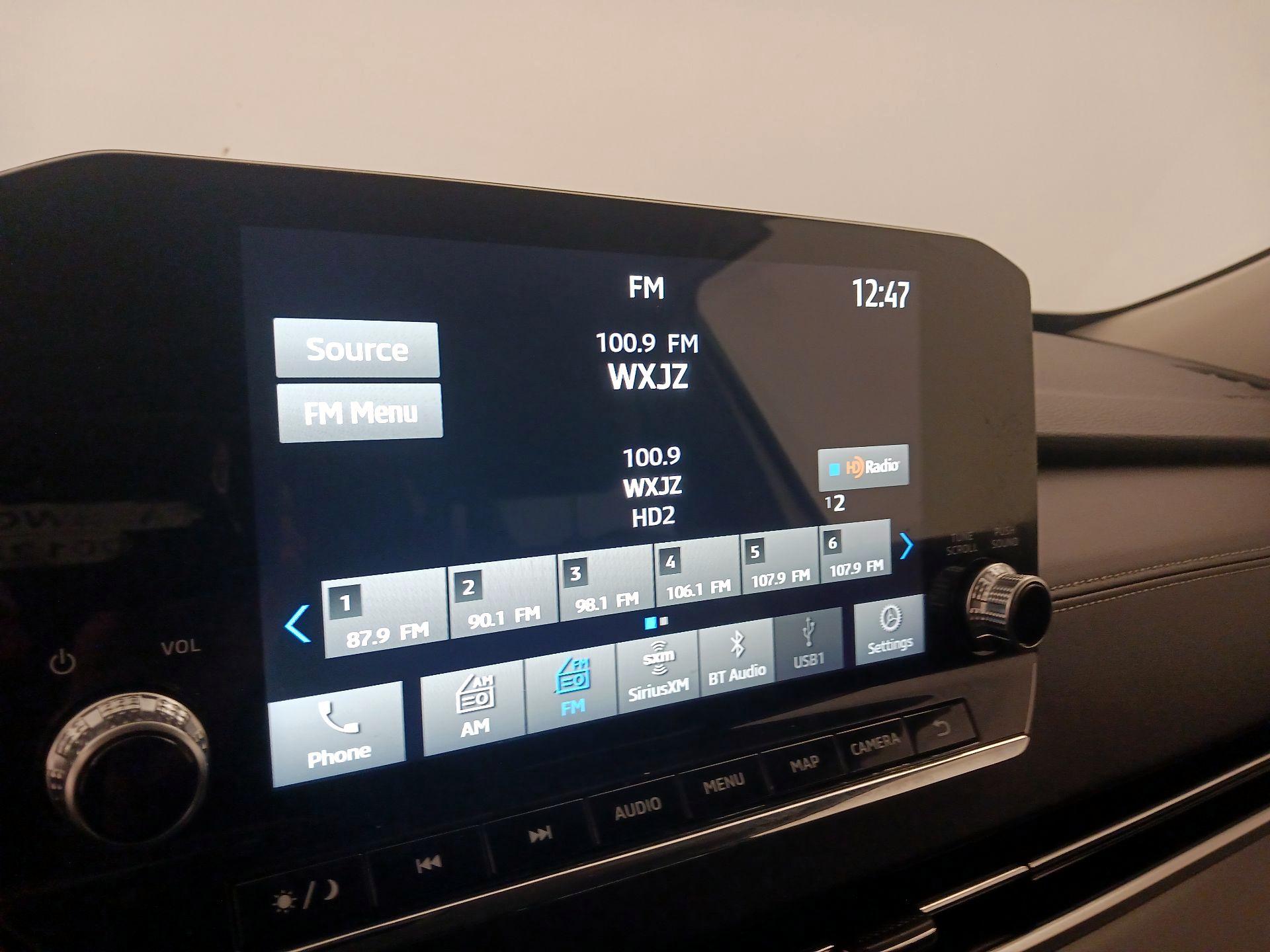 Thumbnail: 2023 Mitsubishi Outlander - 16