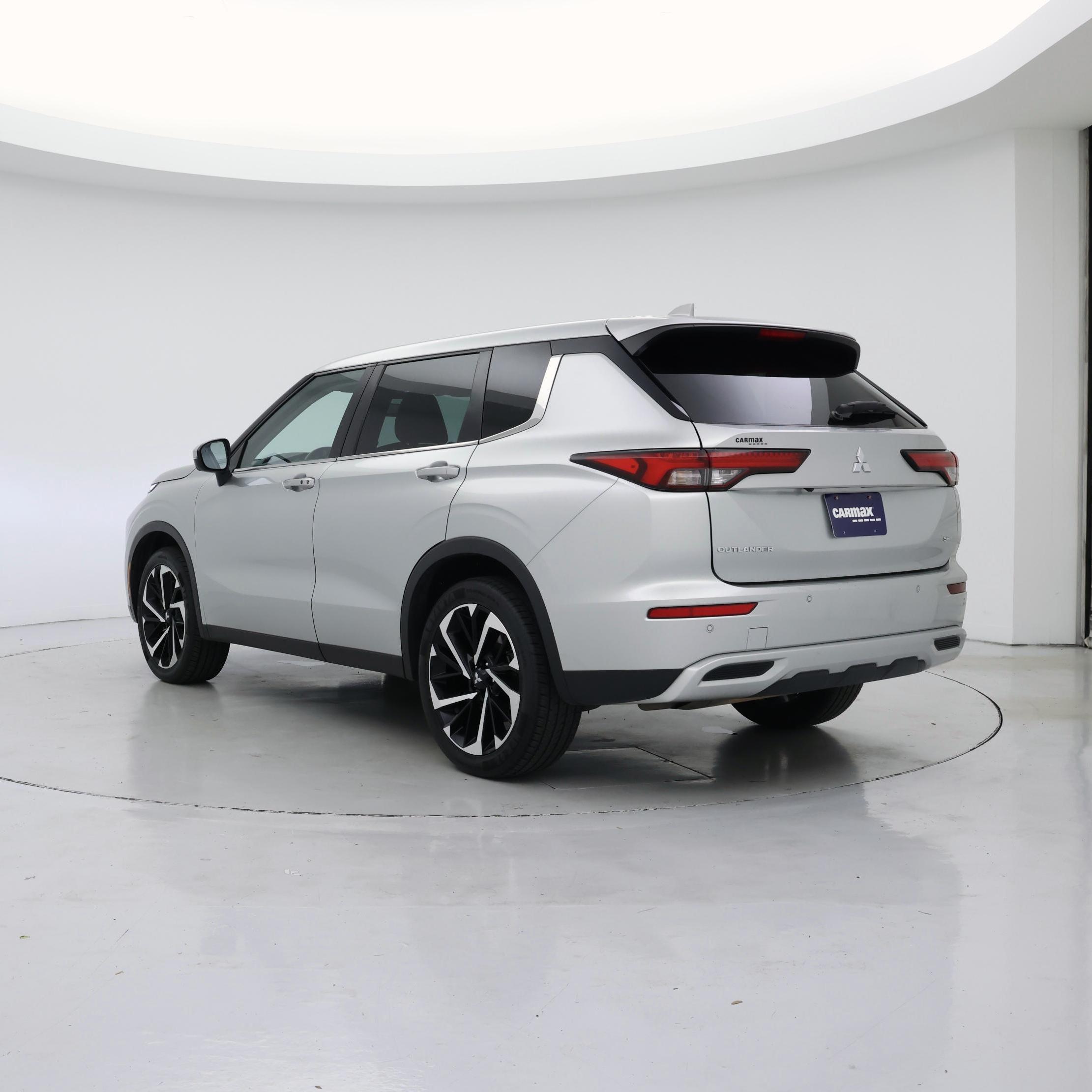 Thumbnail: 2023 Mitsubishi Outlander - 2