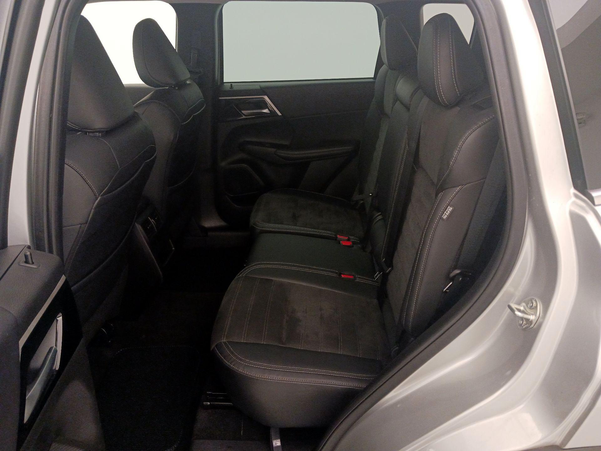 Thumbnail: 2023 Mitsubishi Outlander - 20