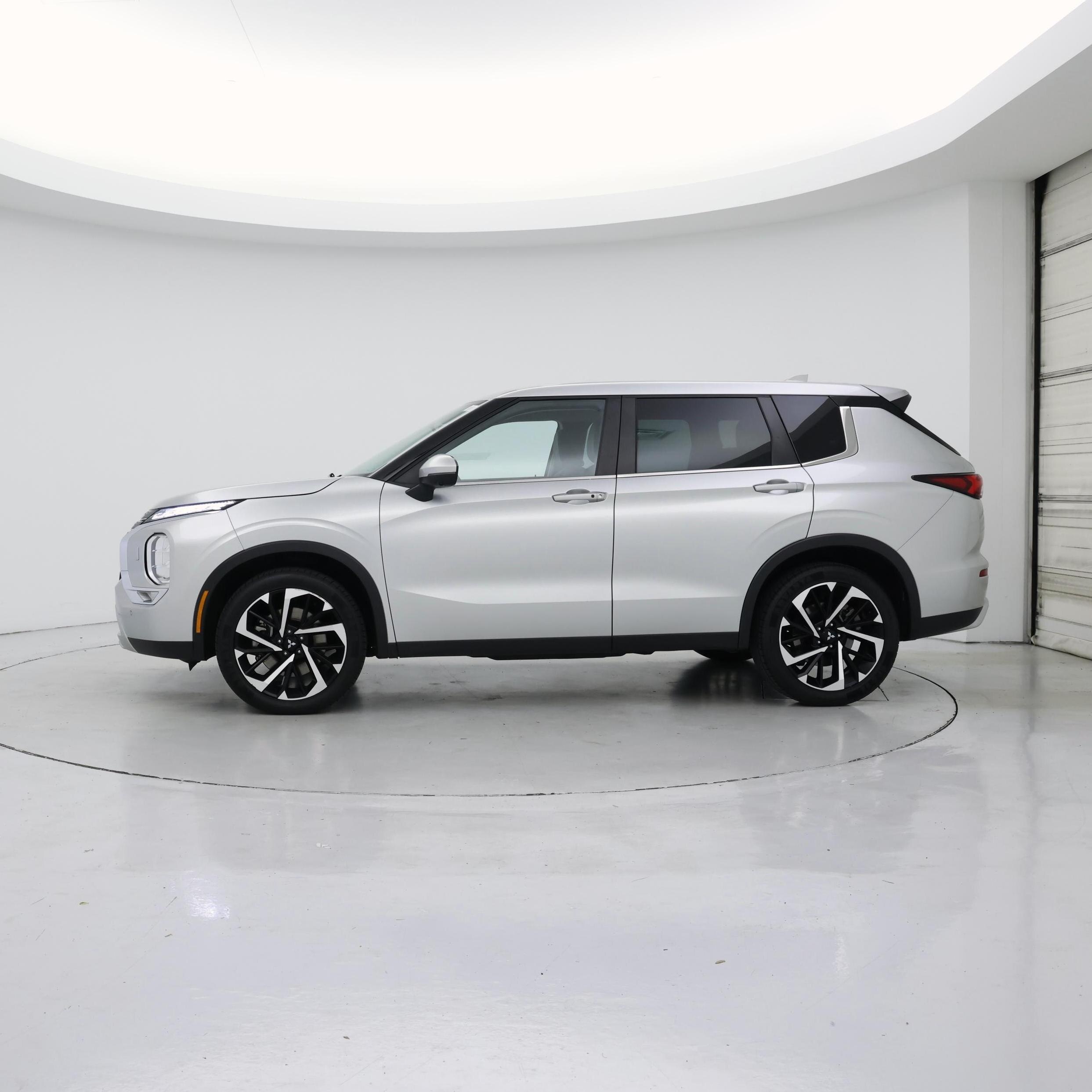 Thumbnail: 2023 Mitsubishi Outlander - 3