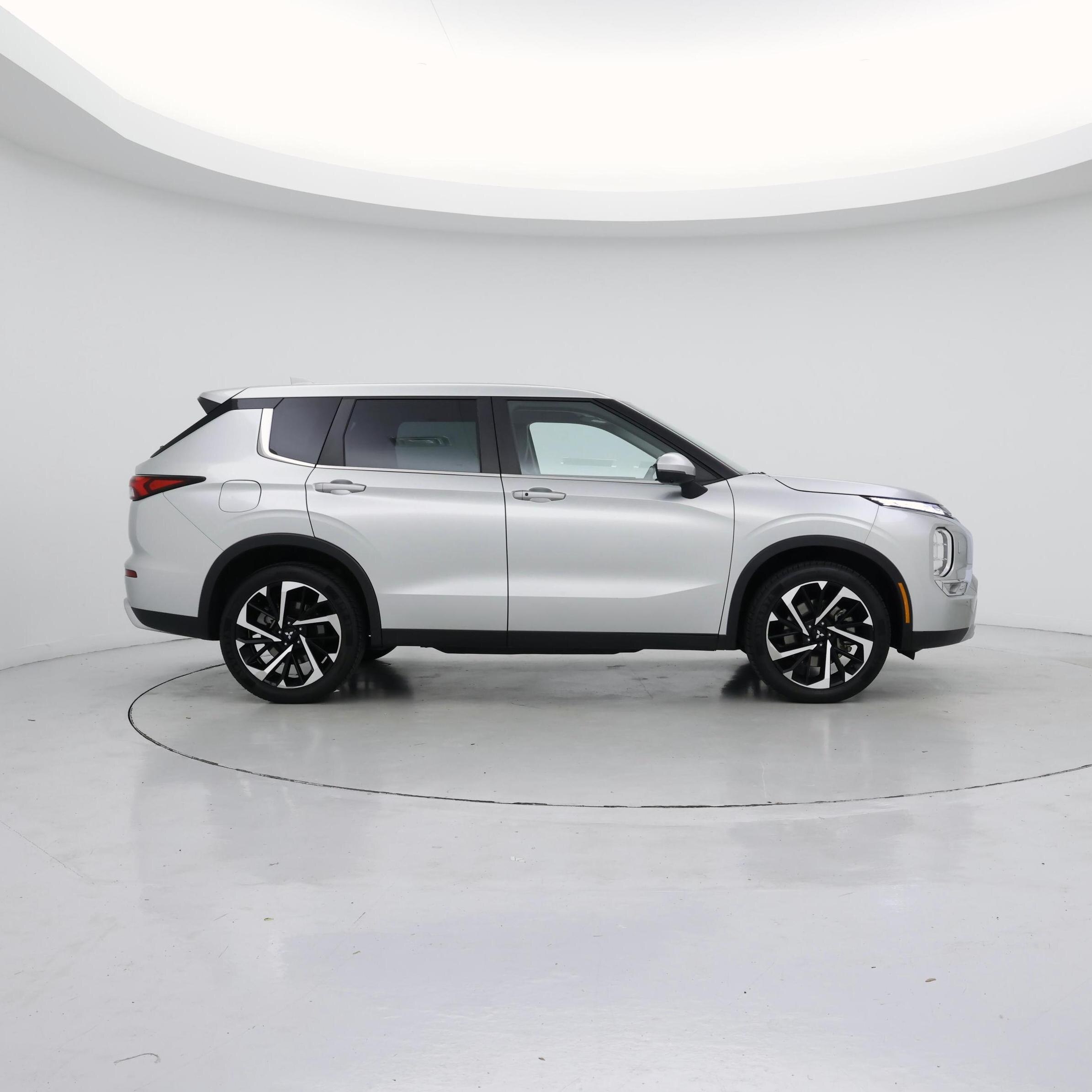 Thumbnail: 2023 Mitsubishi Outlander - 7