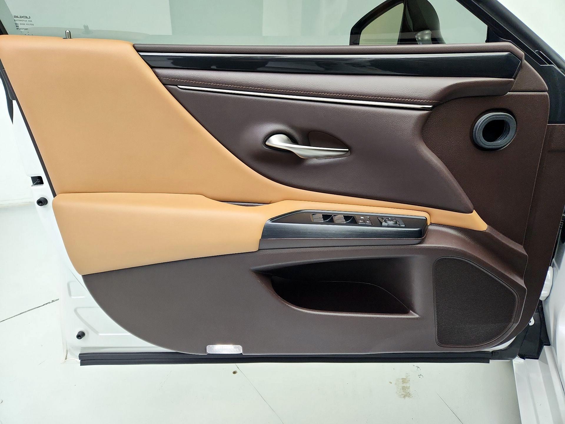 Thumbnail: 2020 Lexus ES - 12