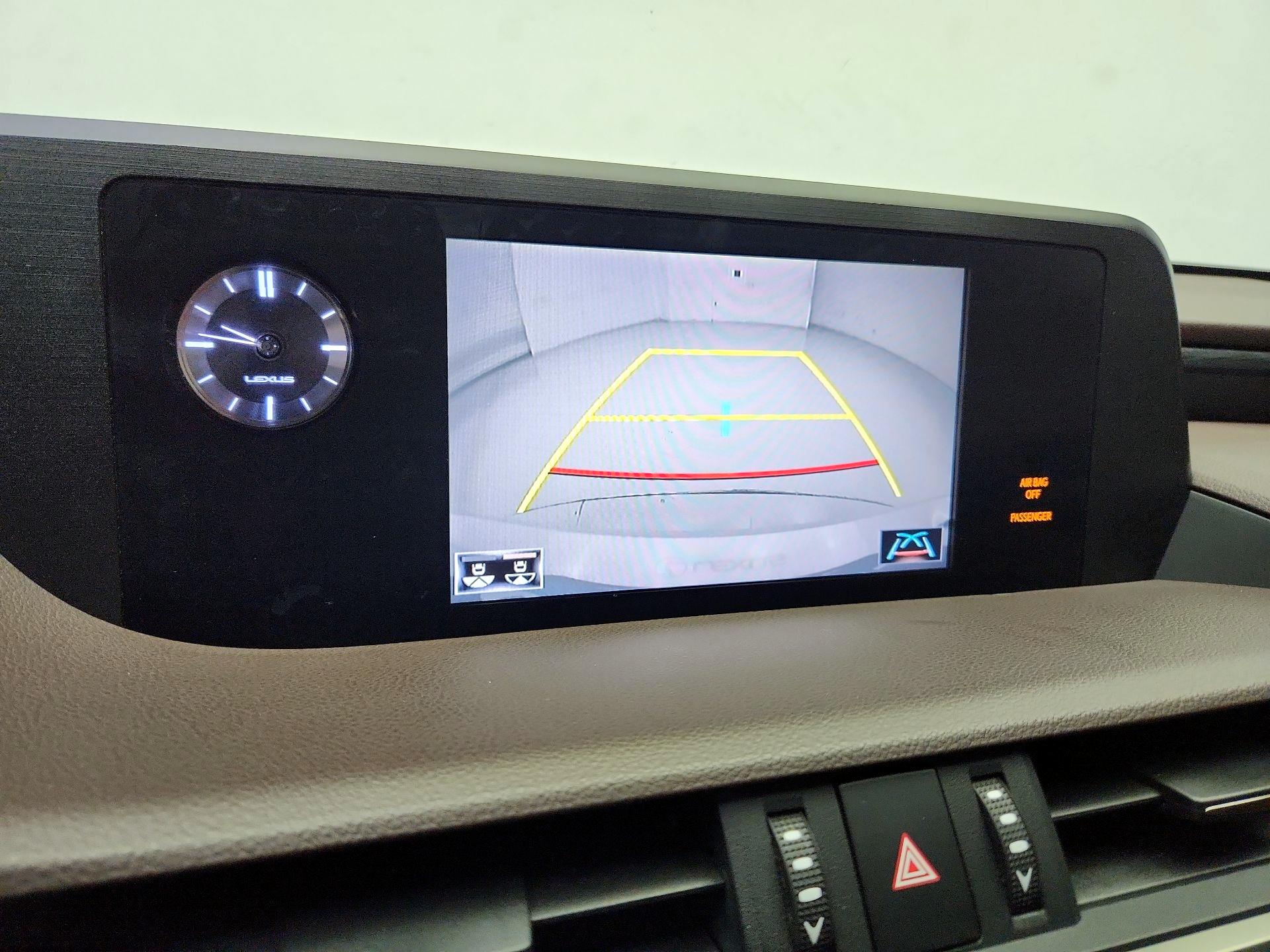 Thumbnail: 2020 Lexus ES - 14