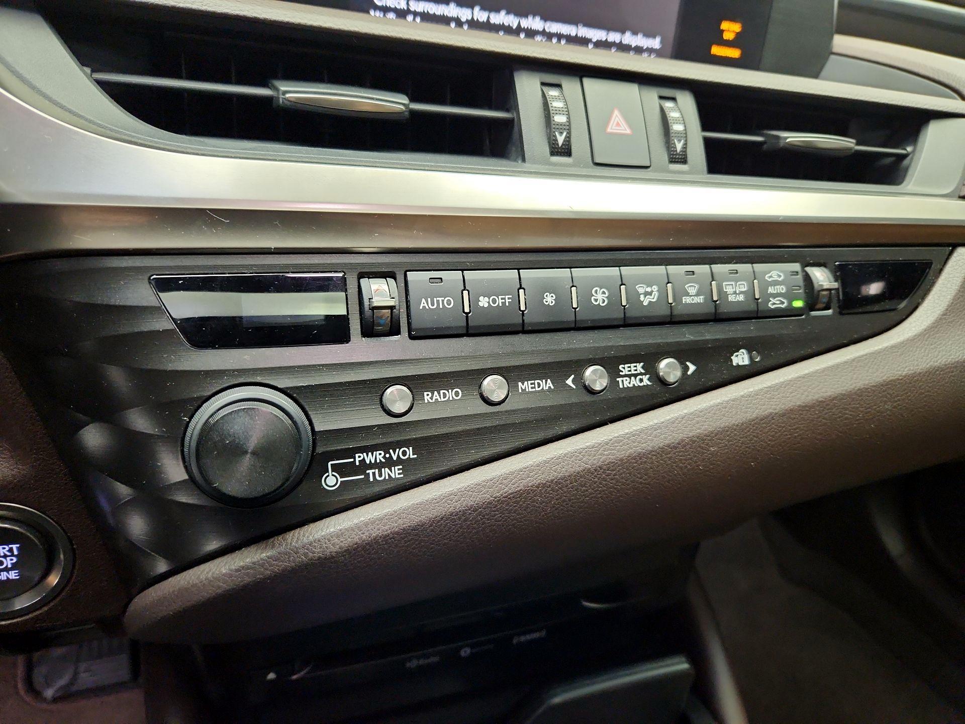 Thumbnail: 2020 Lexus ES - 16