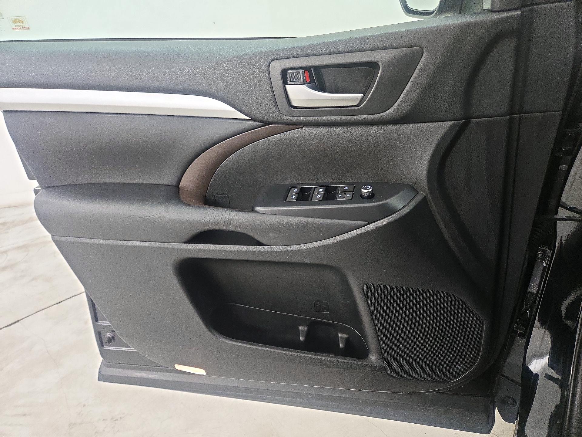 Thumbnail: 2018 Toyota Highlander - 12