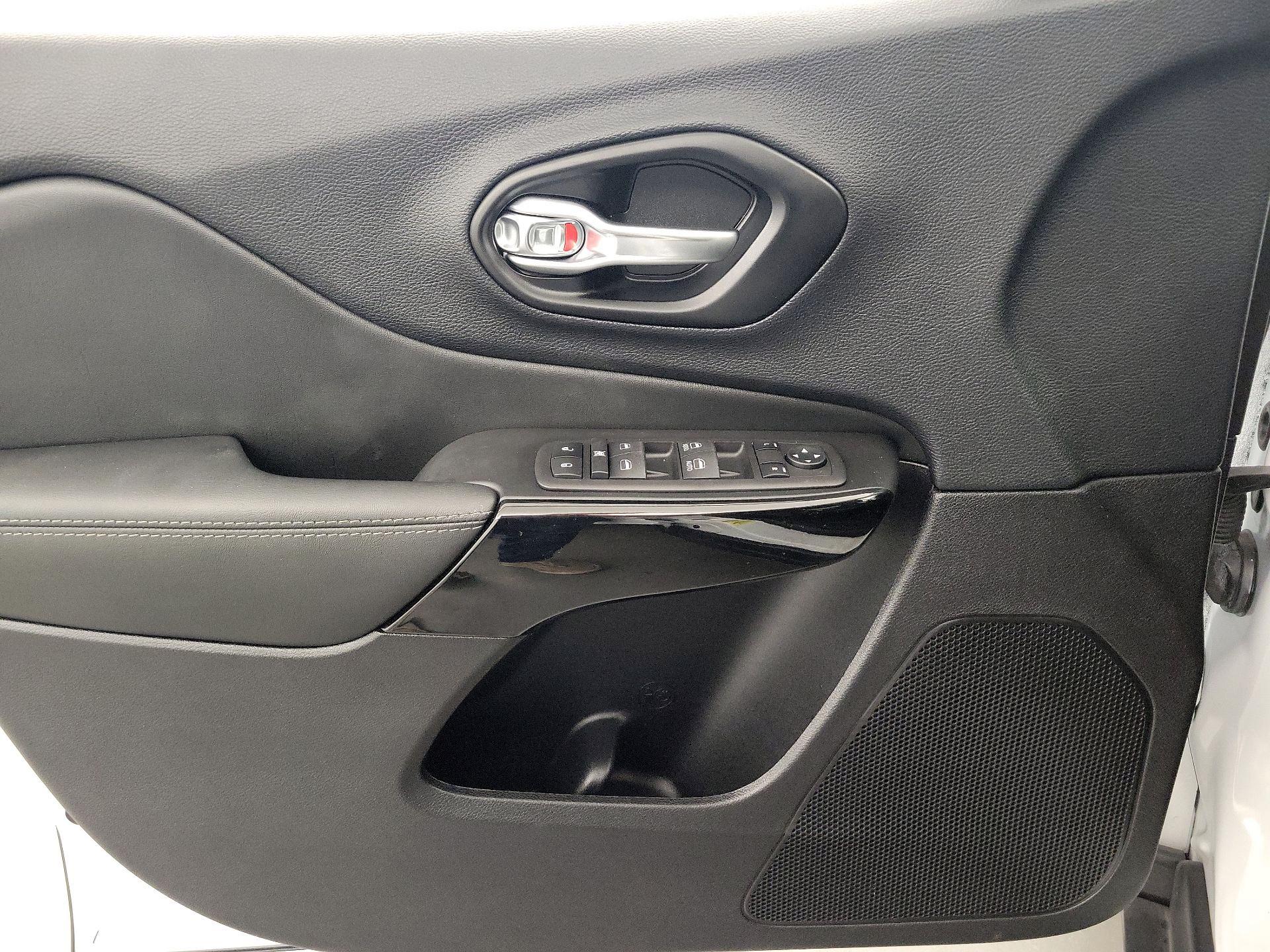 Thumbnail: 2023 Jeep Cherokee - 12