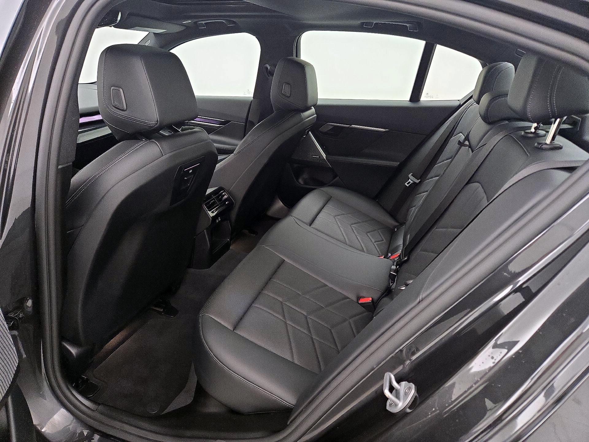 Thumbnail: 2025 BMW 5 Series - 20