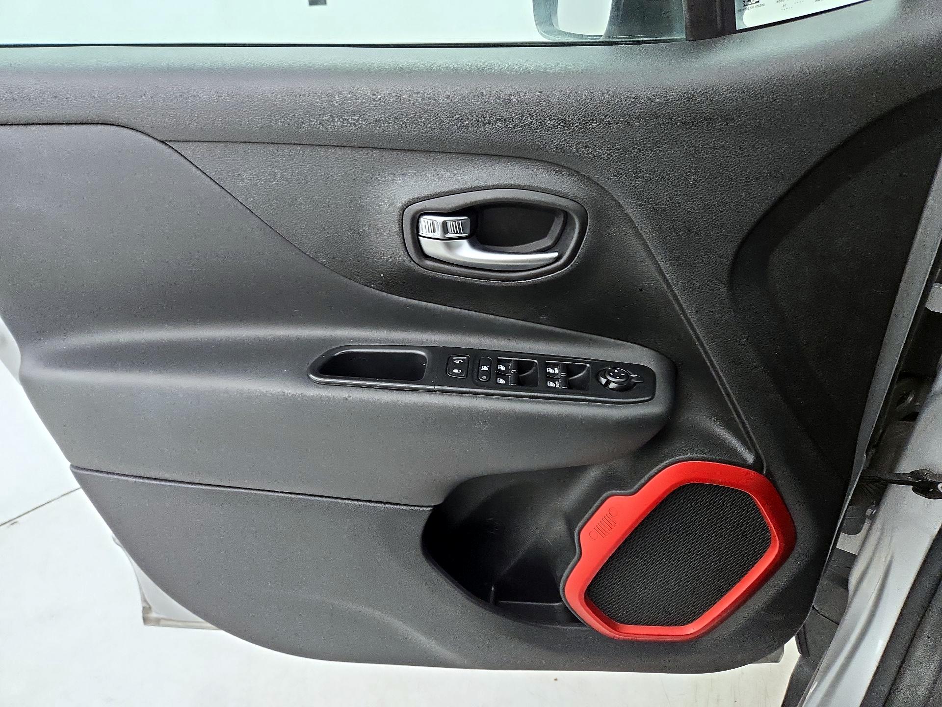 Thumbnail: 2016 Jeep Renegade - 12