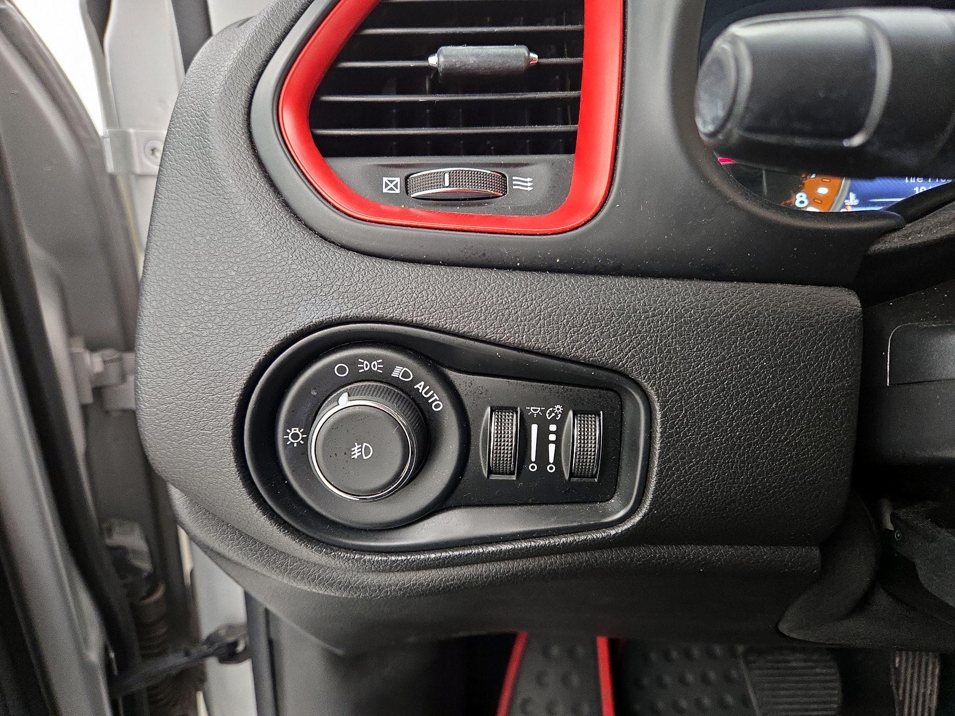 Thumbnail: 2016 Jeep Renegade - 13