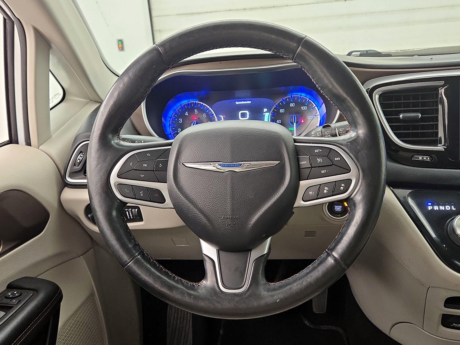 Thumbnail: 2019 Chrysler Pacifica - 10