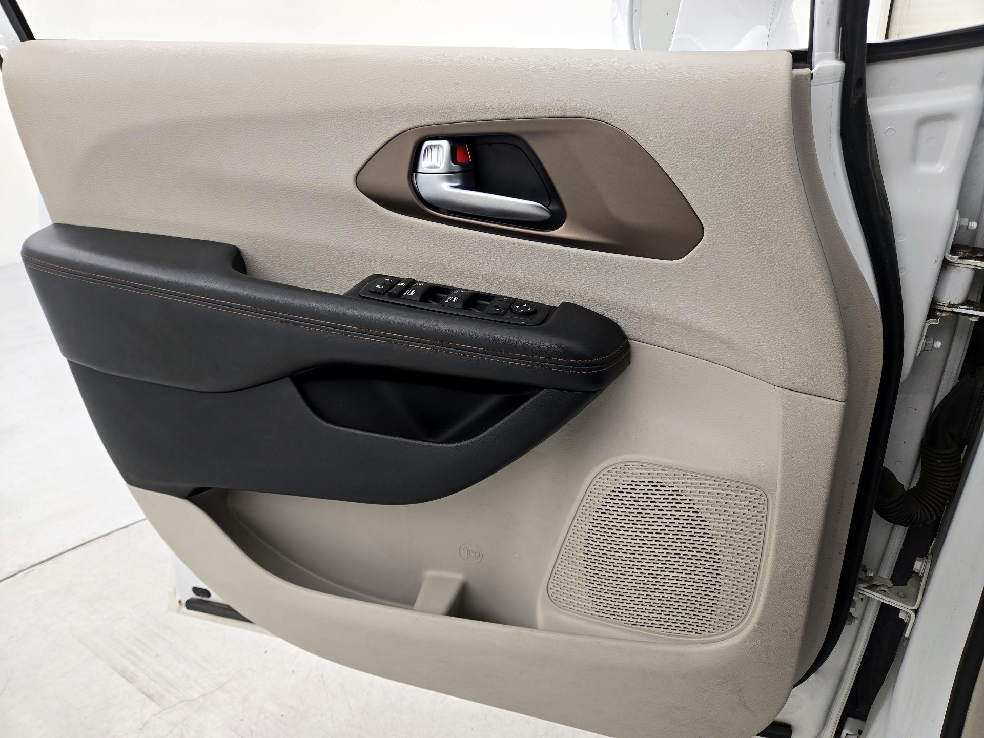 Thumbnail: 2019 Chrysler Pacifica - 12