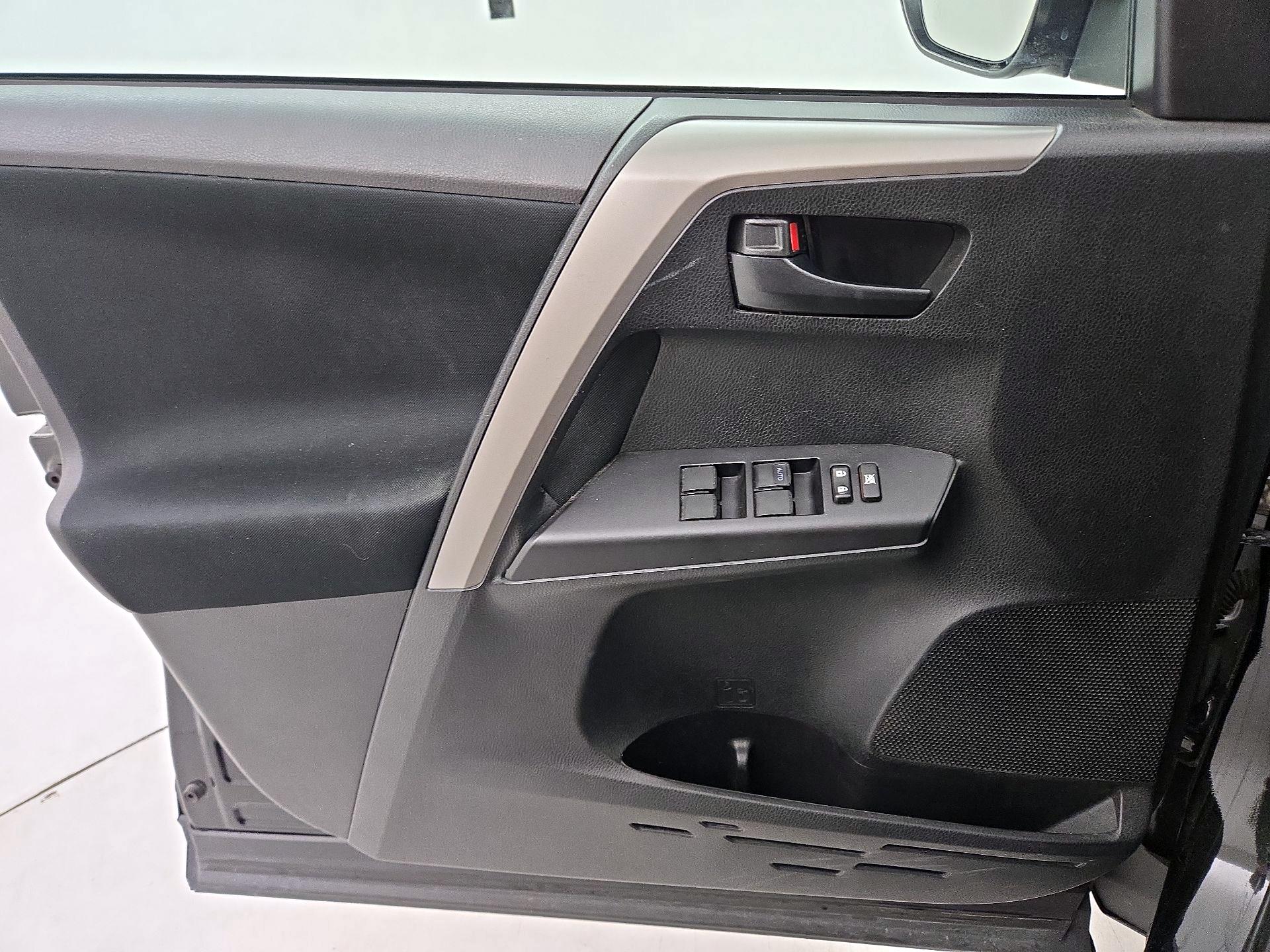 Thumbnail: 2018 Toyota RAV4 - 12