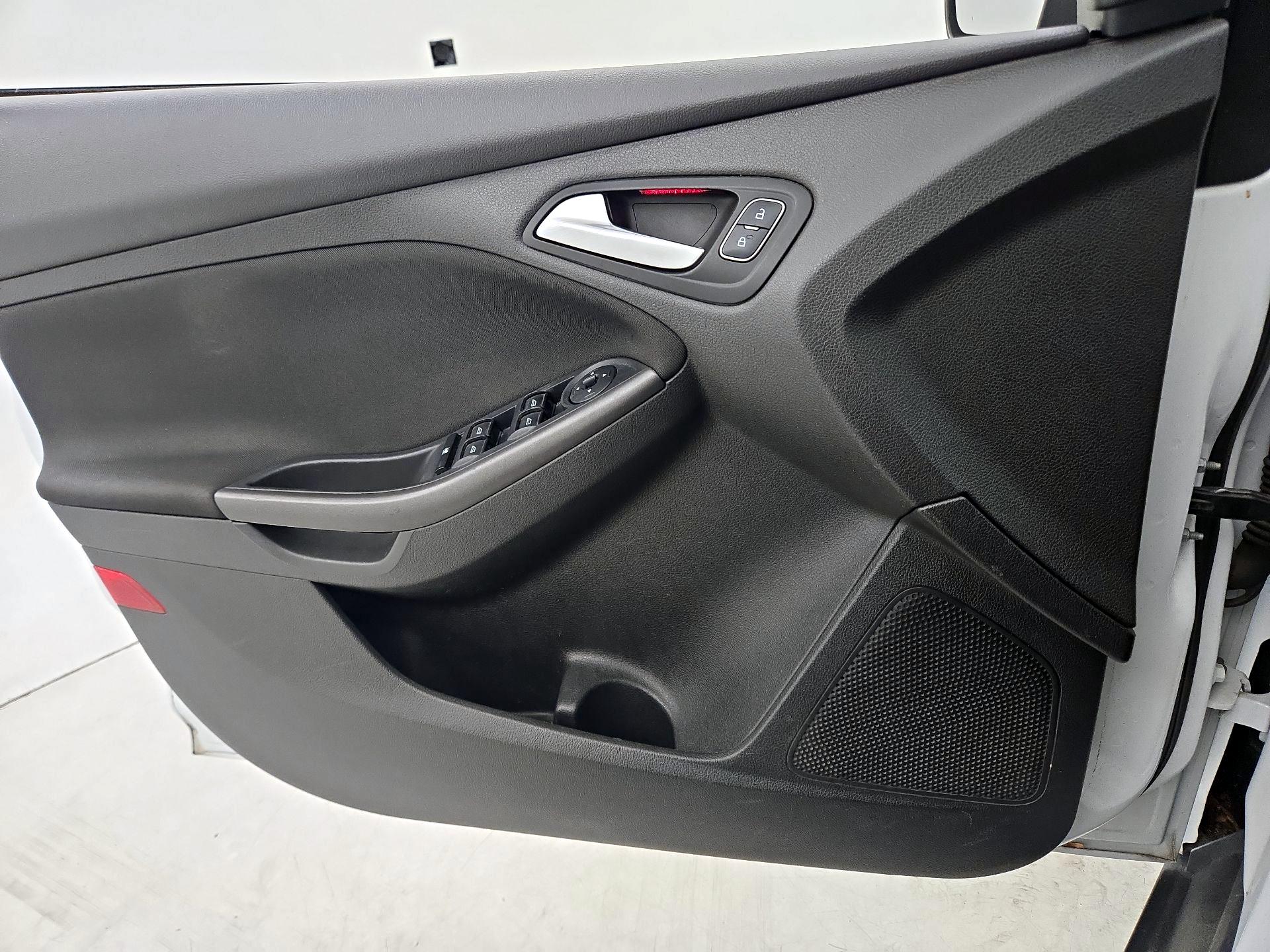 Thumbnail: 2015 Ford Focus - 12