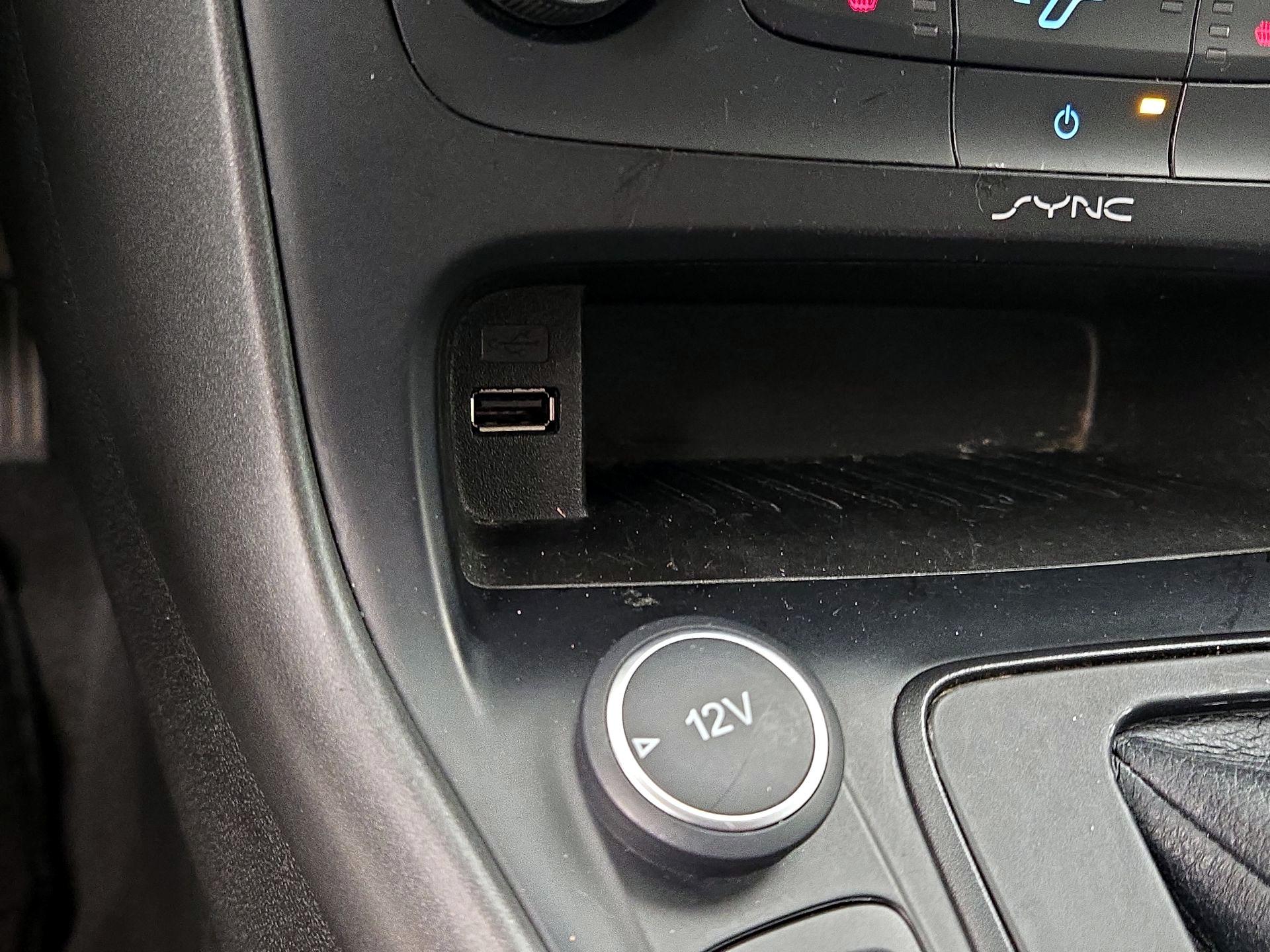 Thumbnail: 2015 Ford Focus - 18