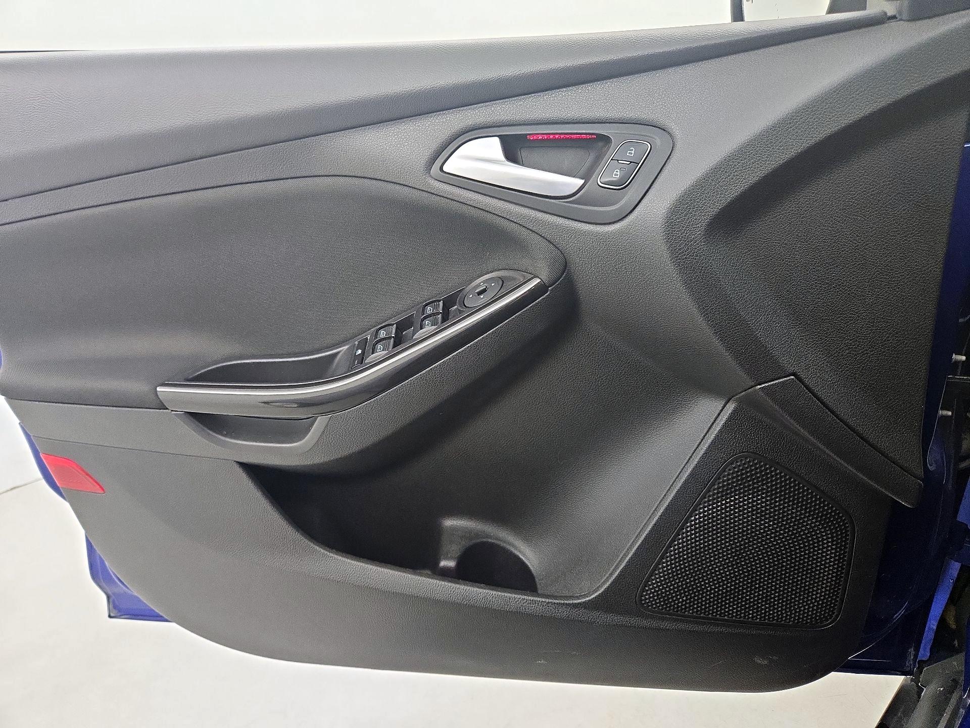 Thumbnail: 2015 Ford Focus - 12