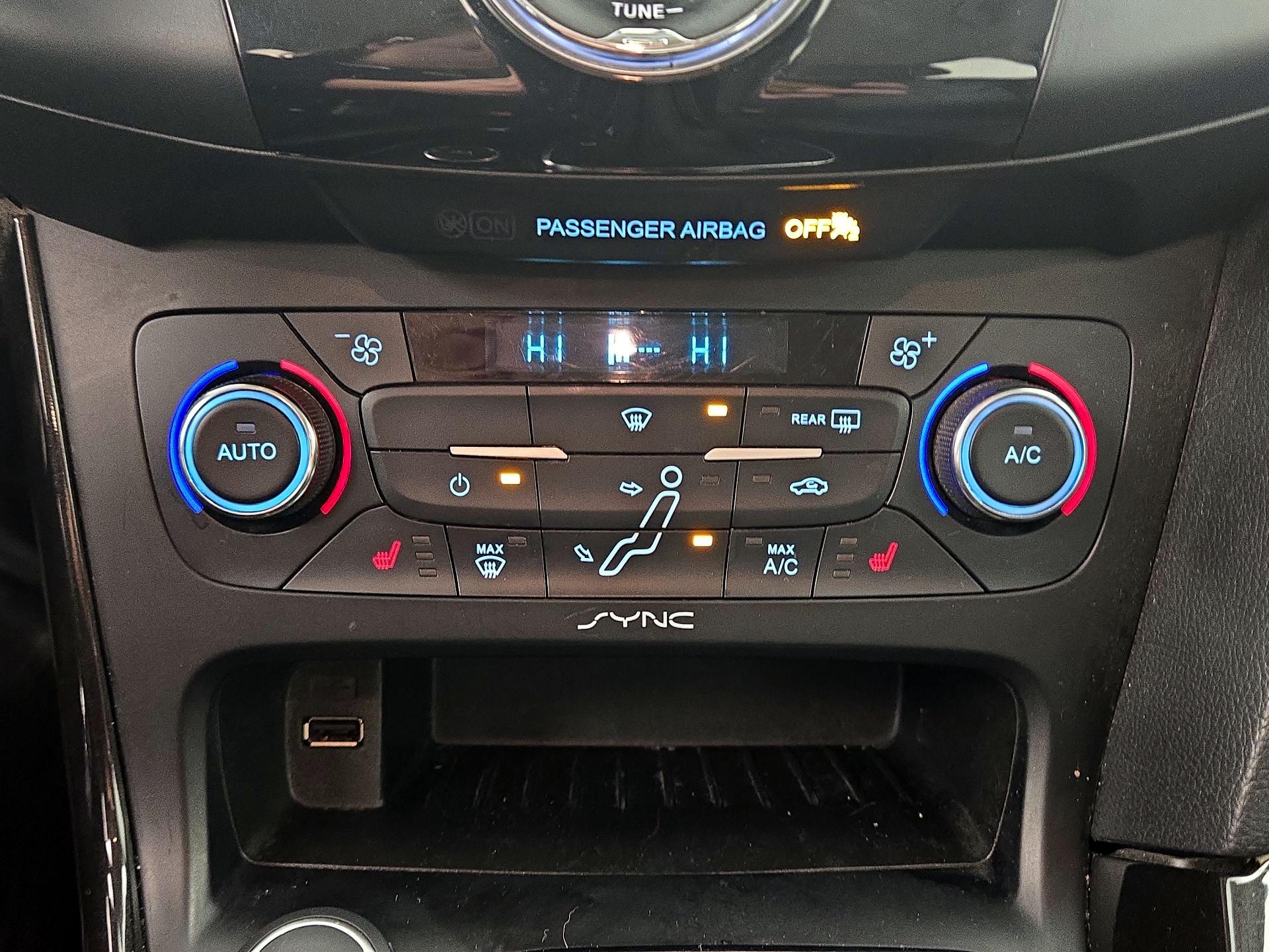 Thumbnail: 2015 Ford Focus - 16