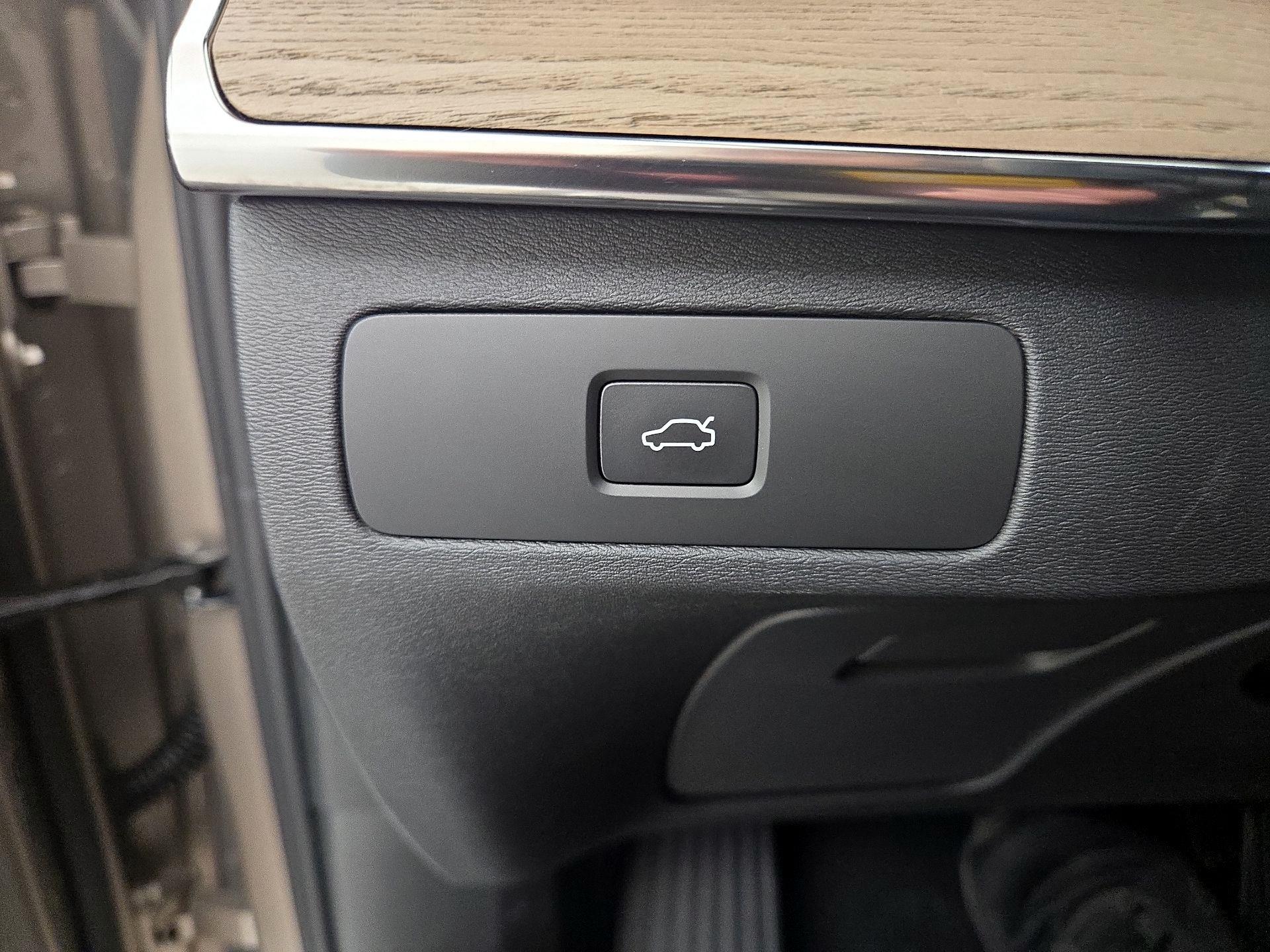 Thumbnail: 2026 Volvo XC90 - 13