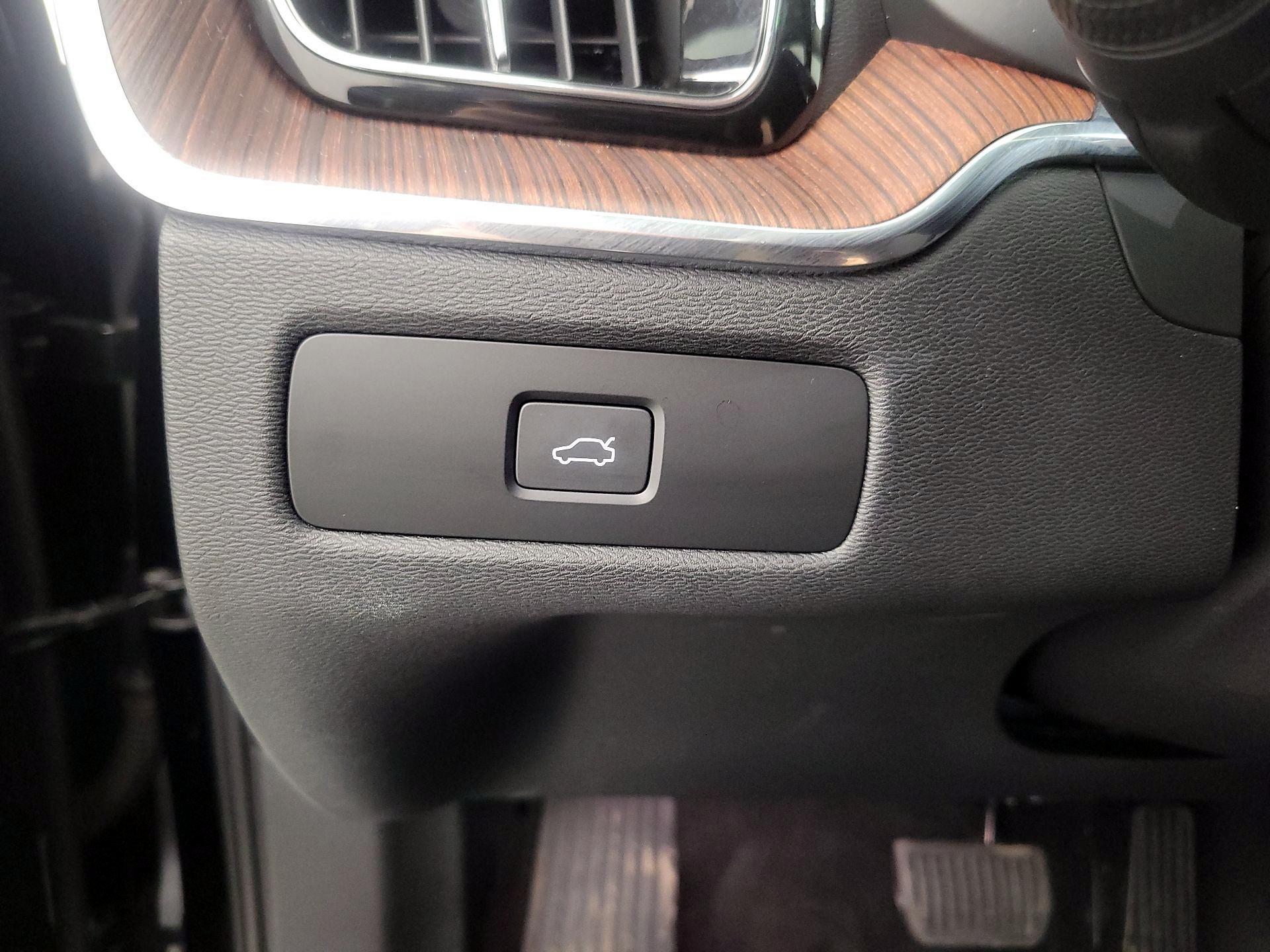 Thumbnail: 2023 Volvo XC60 - 13