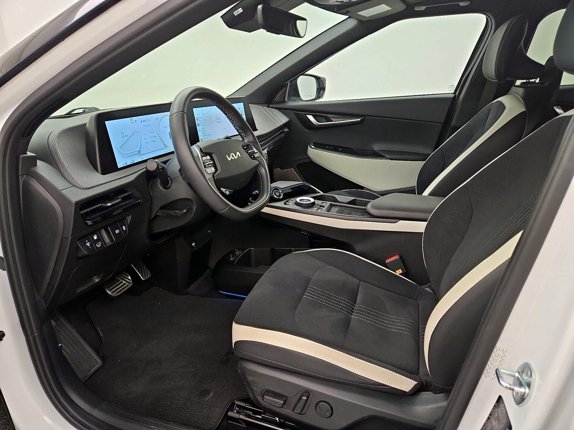 Thumbnail: 2023 Kia EV6 - 11