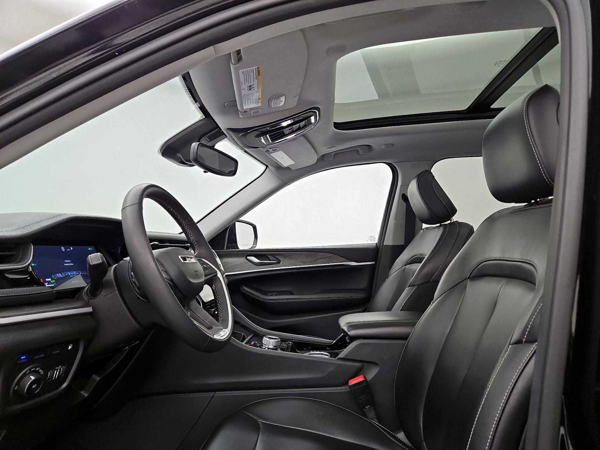 Thumbnail: 2023 Jeep Grand Cherokee - 20