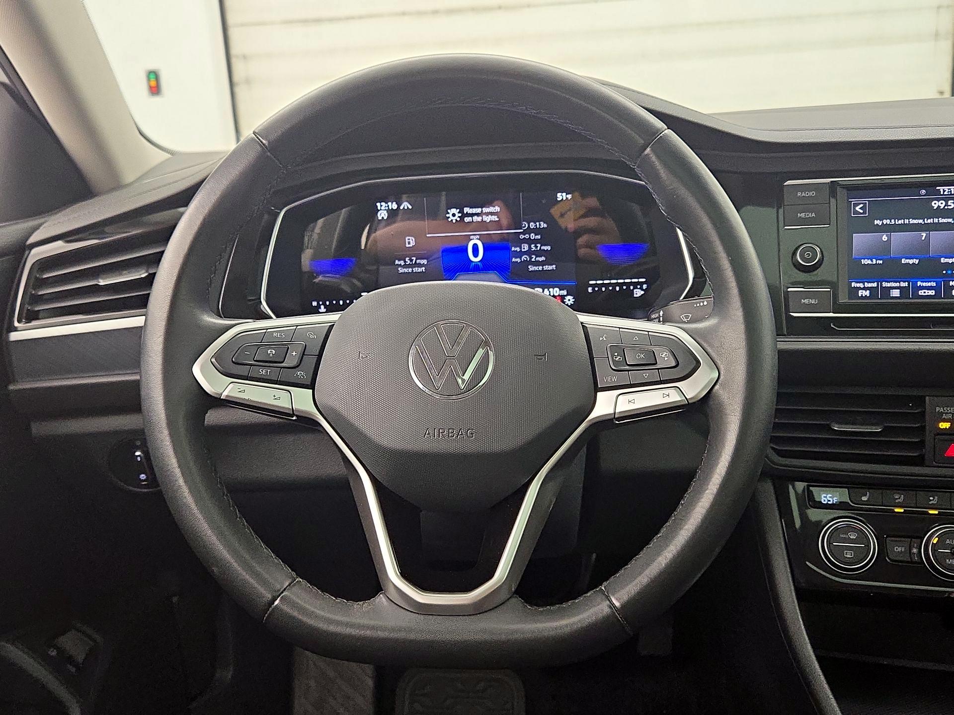 Thumbnail: 2023 Volkswagen Jetta - 10