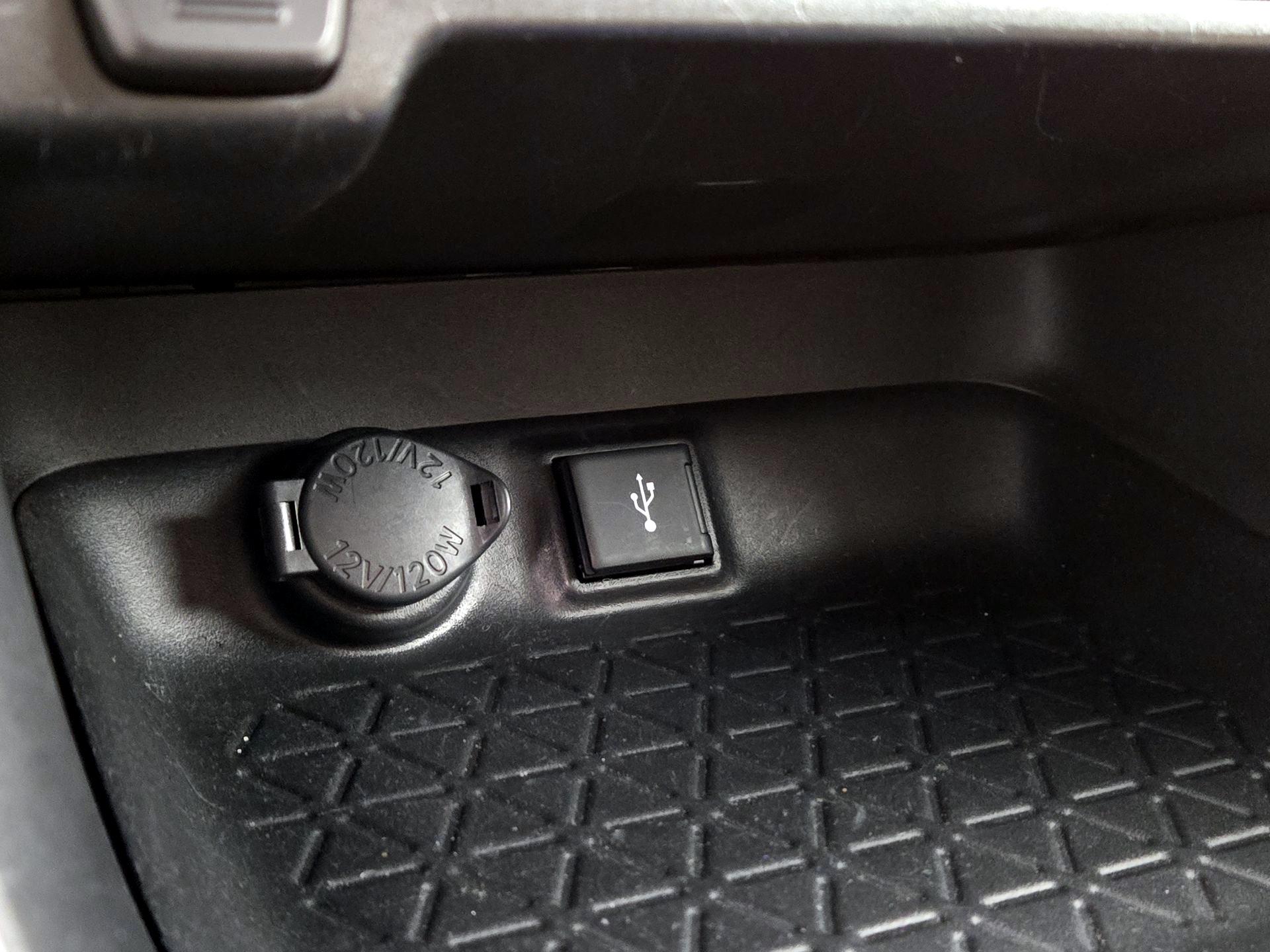 Thumbnail: 2022 Toyota RAV4 - 18