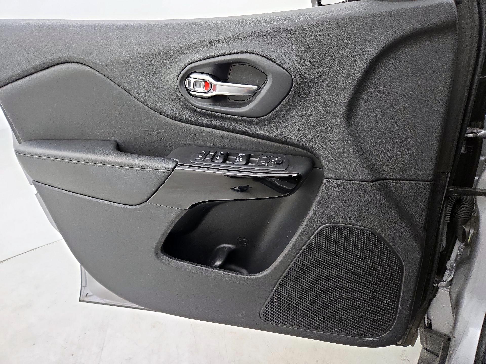 Thumbnail: 2019 Jeep Cherokee - 12