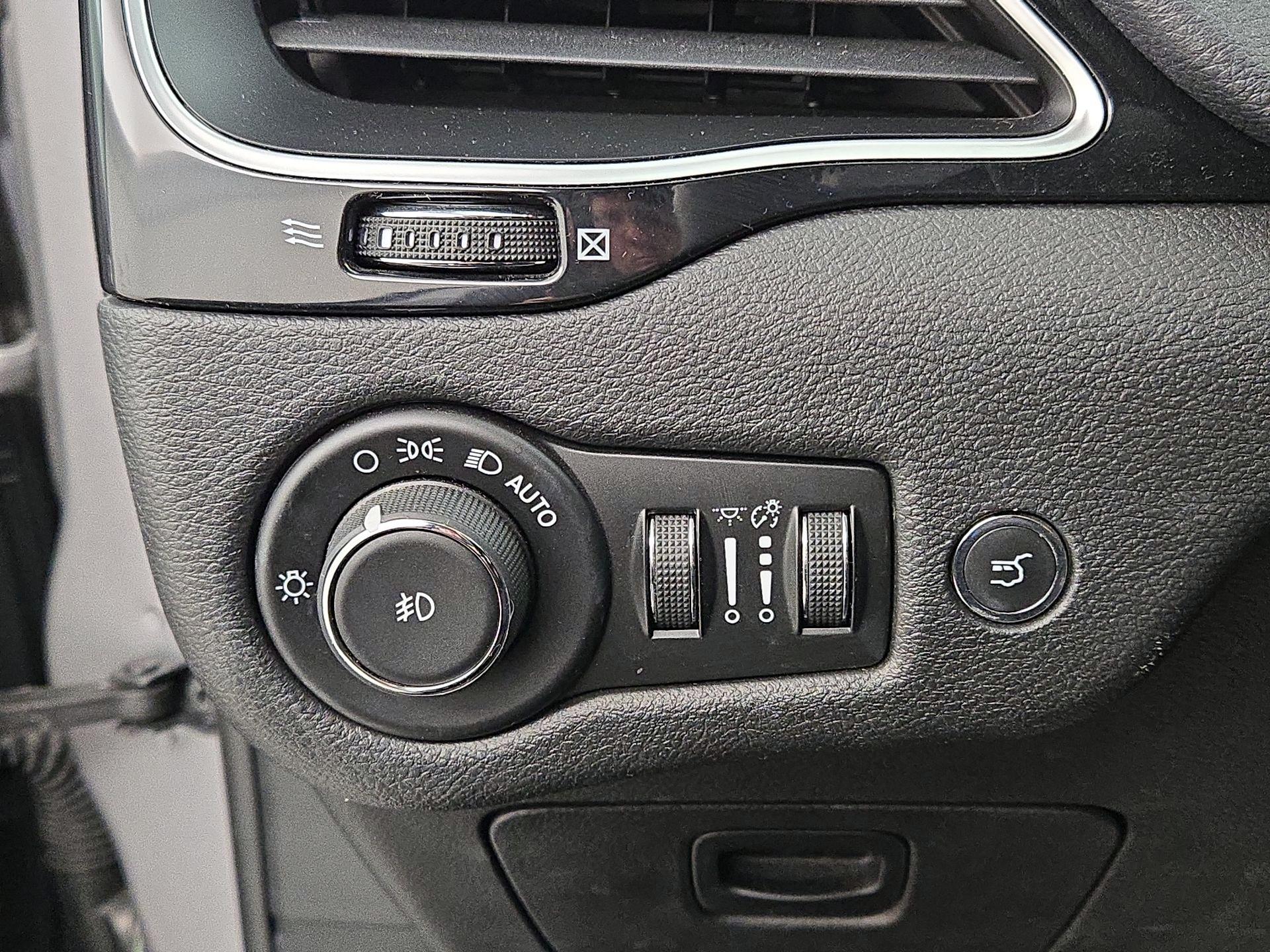 Thumbnail: 2019 Jeep Cherokee - 13