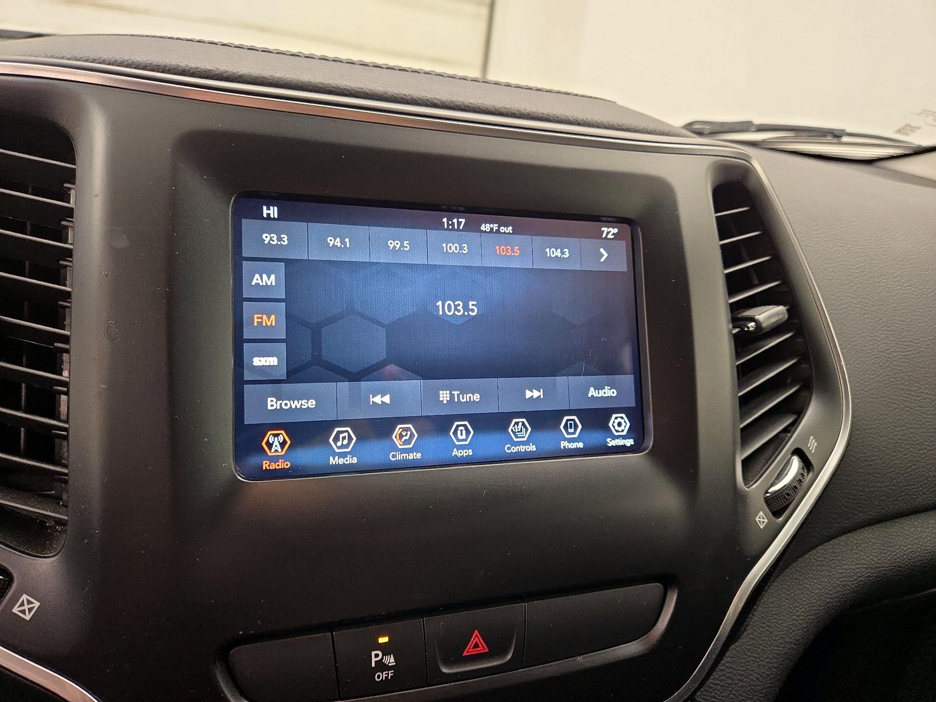 Thumbnail: 2019 Jeep Cherokee - 15