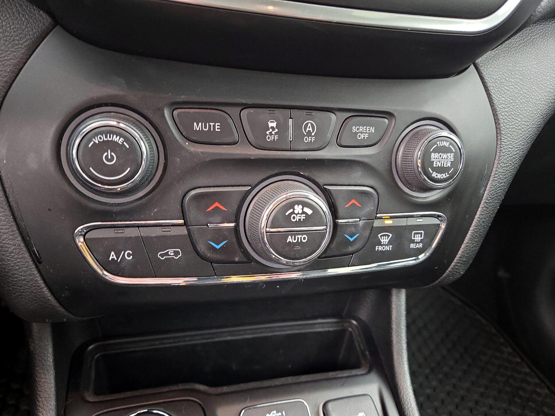 Thumbnail: 2019 Jeep Cherokee - 16