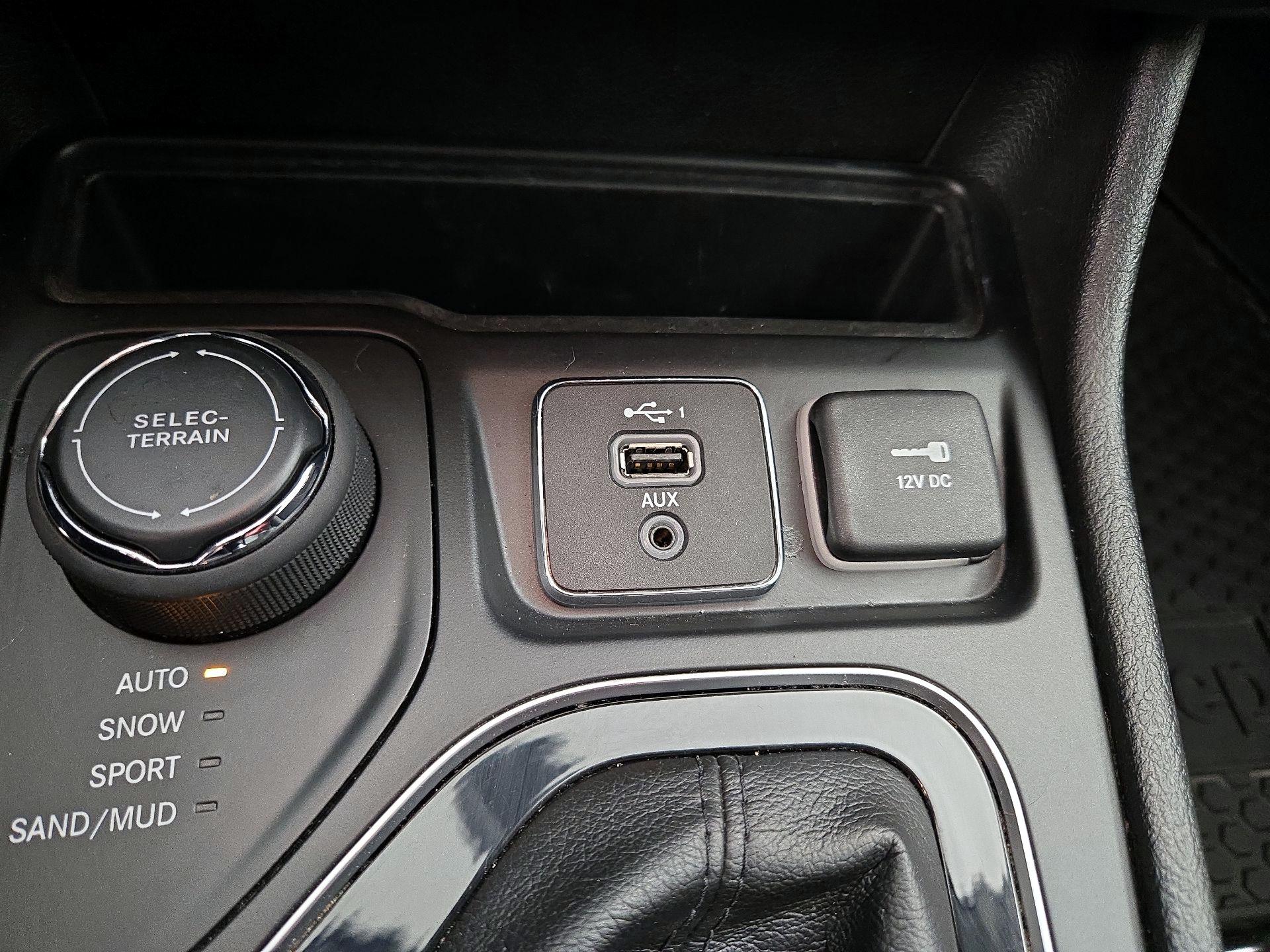 Thumbnail: 2019 Jeep Cherokee - 18