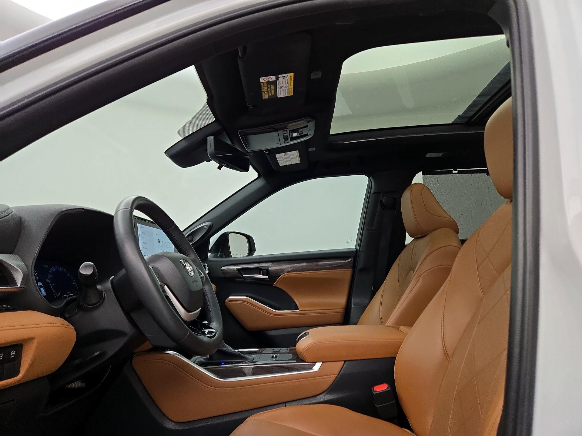 Thumbnail: 2023 Toyota Highlander - 19