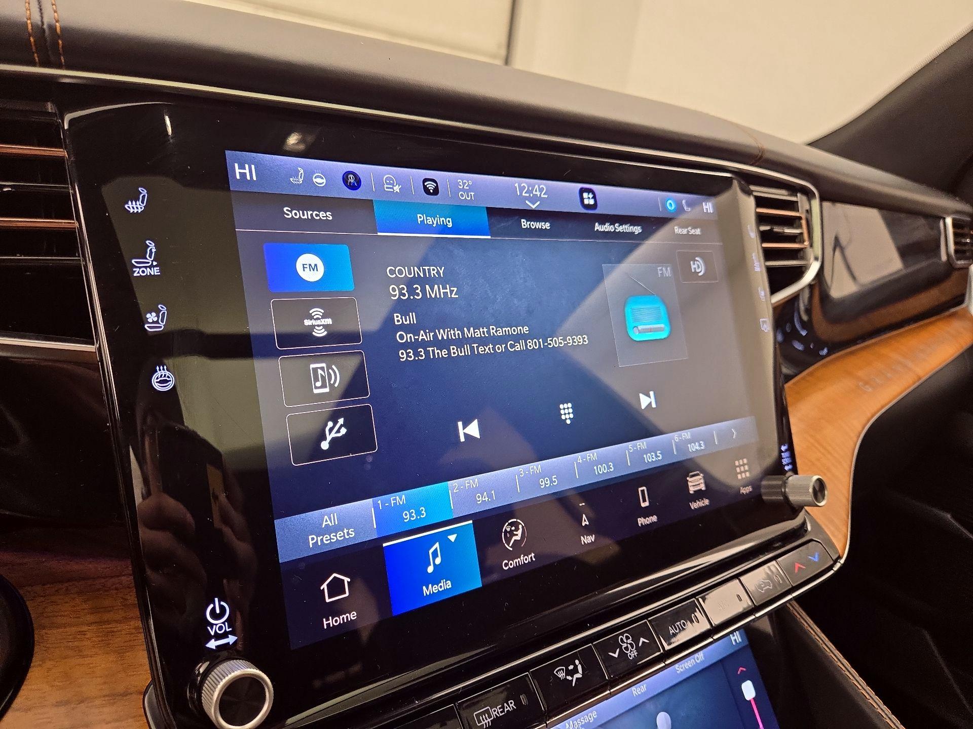 Thumbnail: 2023 Jeep Grand Wagoneer L - 16