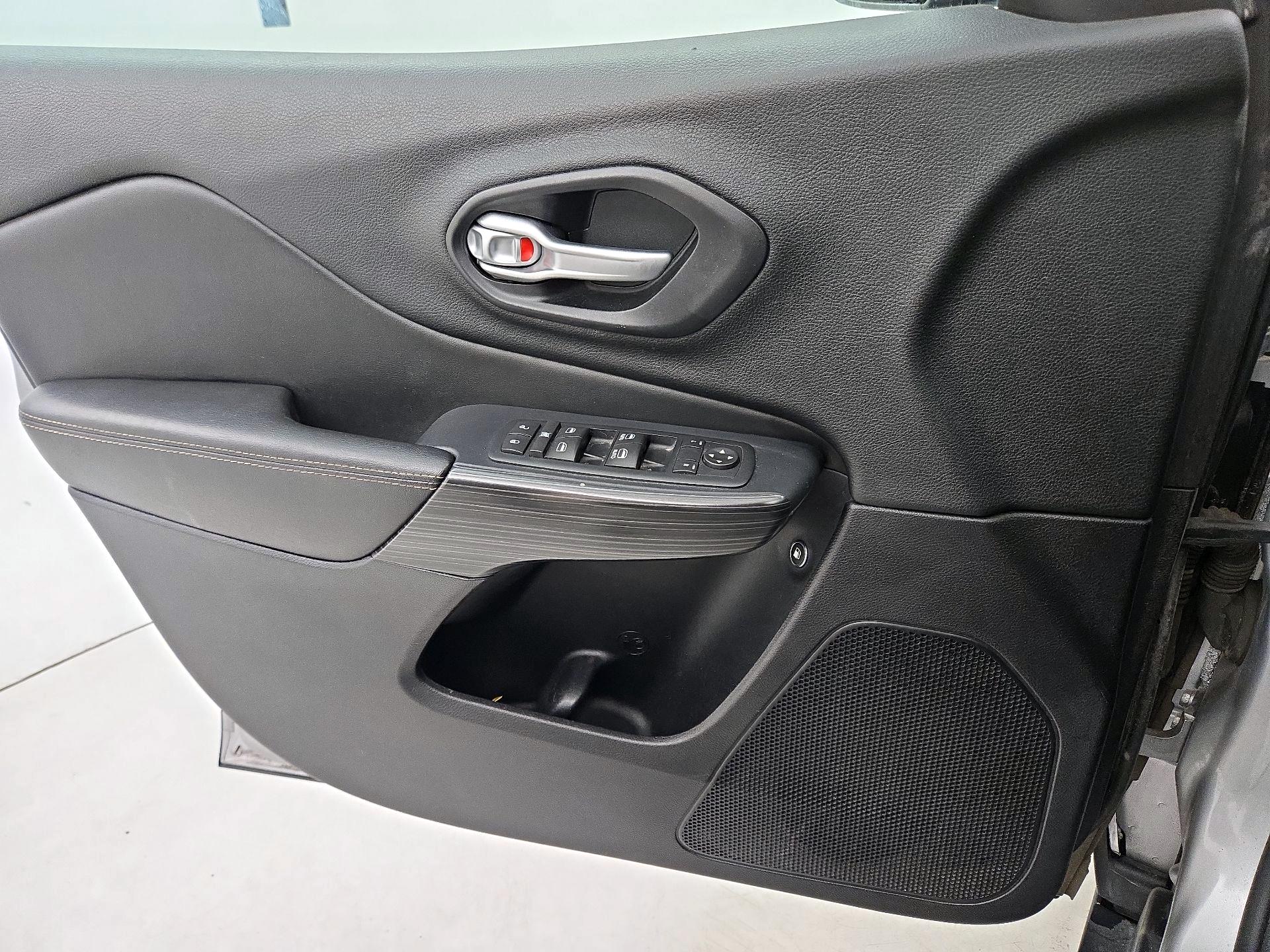 Thumbnail: 2016 Jeep Cherokee - 12