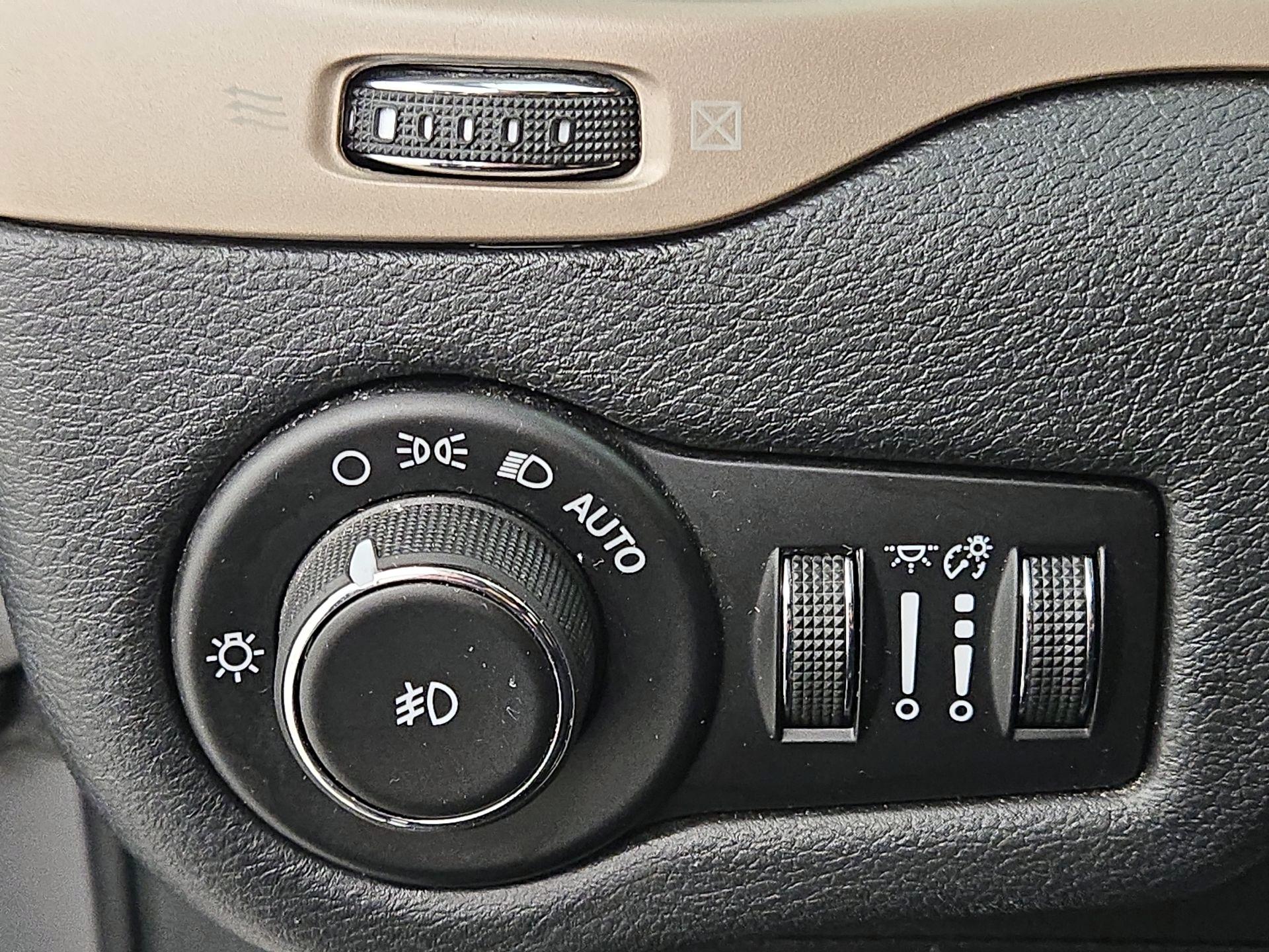 Thumbnail: 2016 Jeep Cherokee - 13